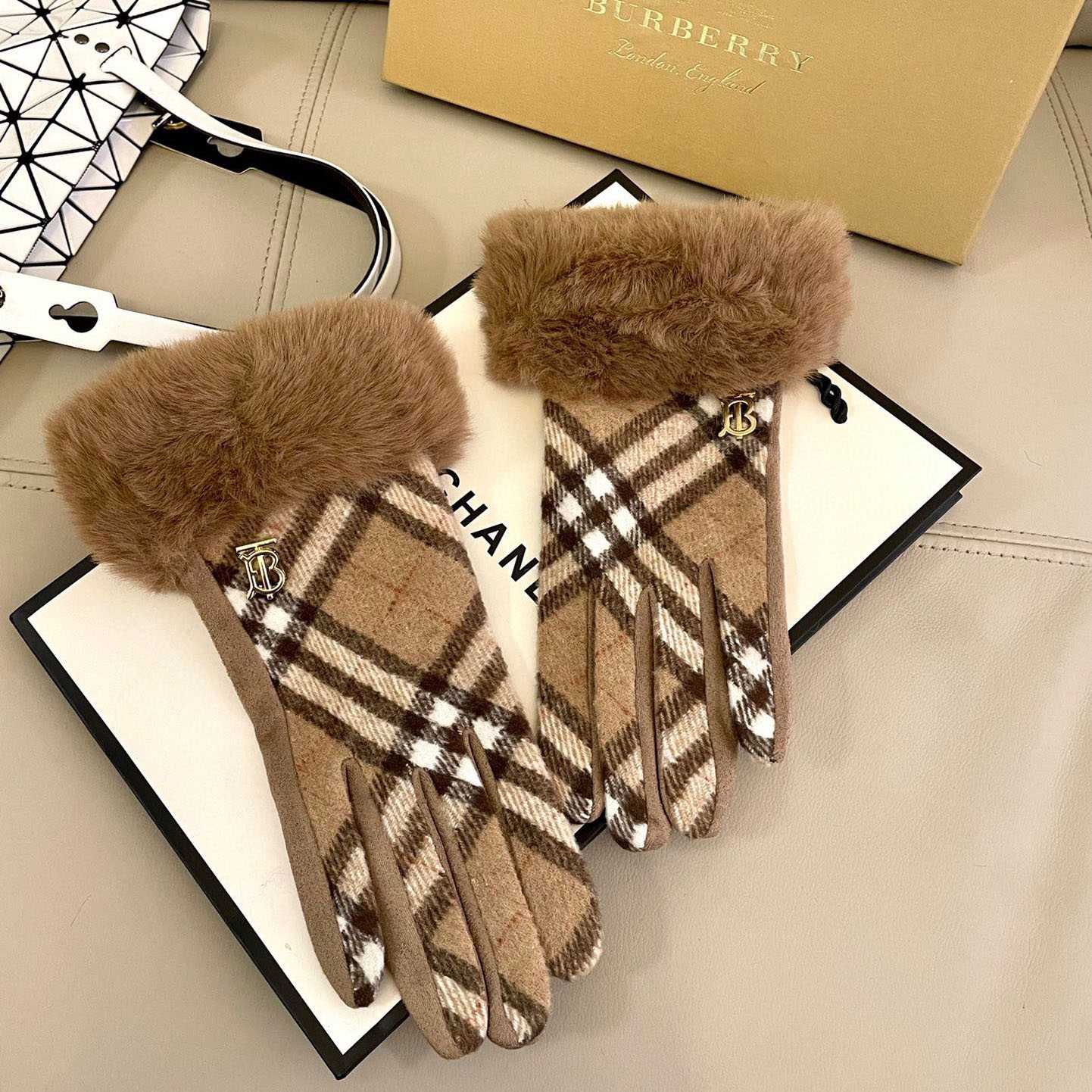 Burberry Gloves  - DesignerGu