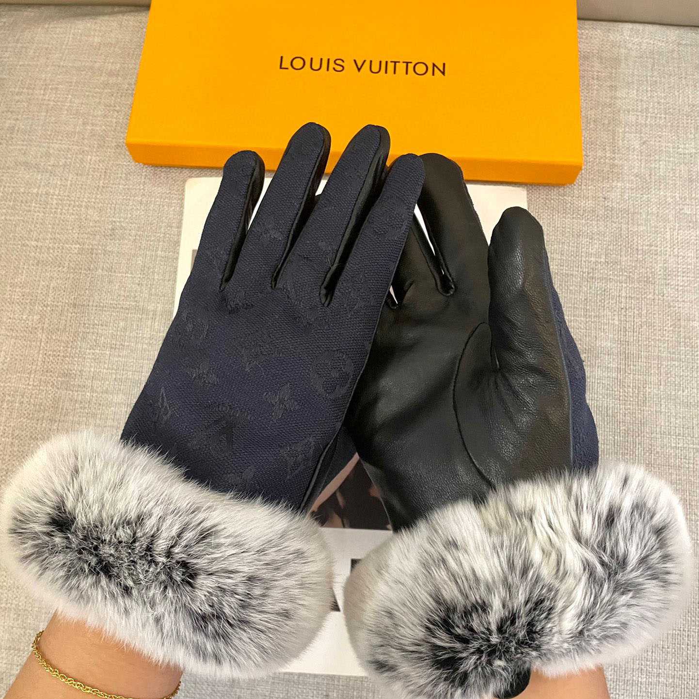 Louis Vuitton Gloves  - DesignerGu