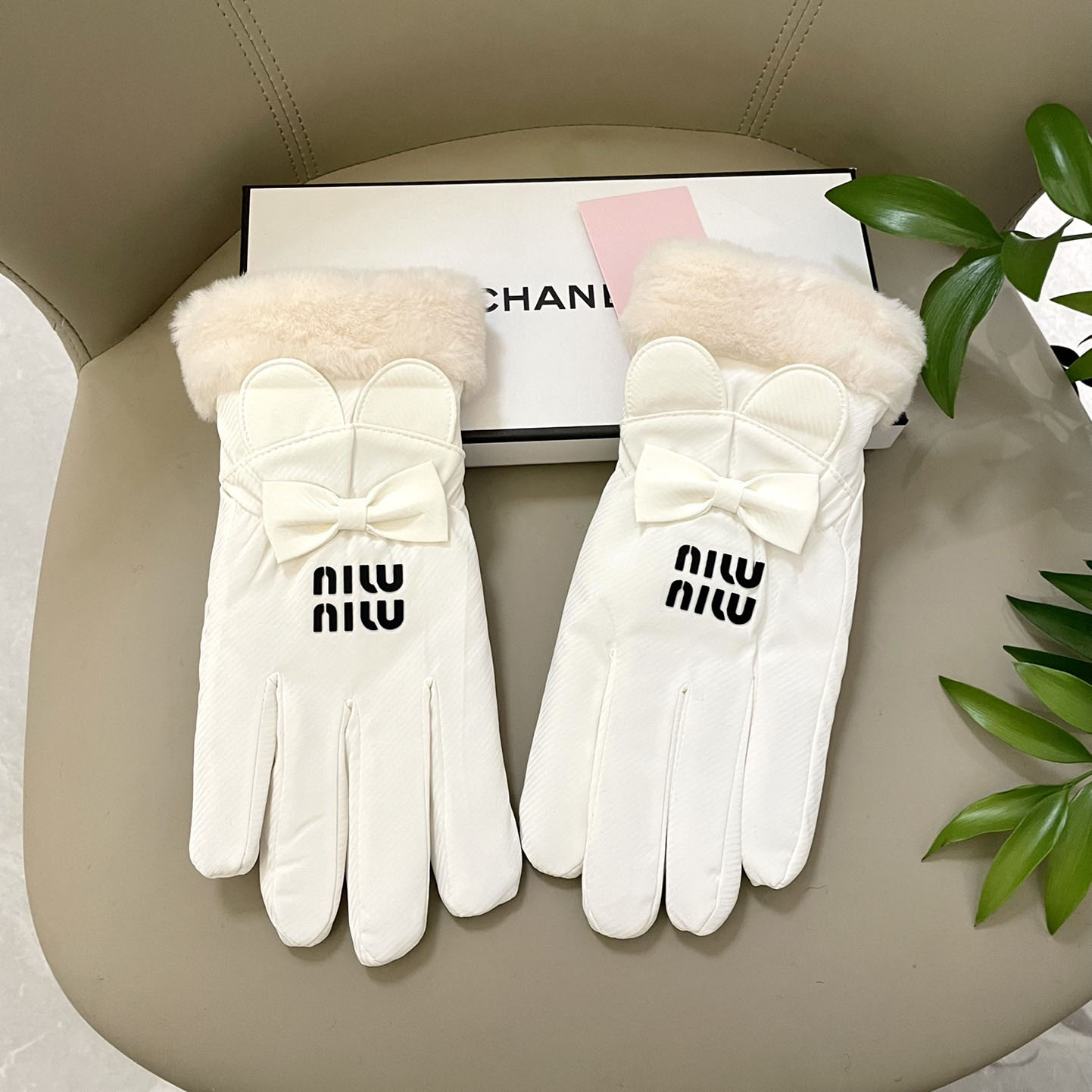 Miu Miu Gloves  - DesignerGu