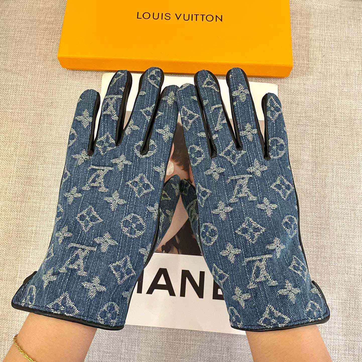 Louis Vuitton Gloves  - DesignerGu