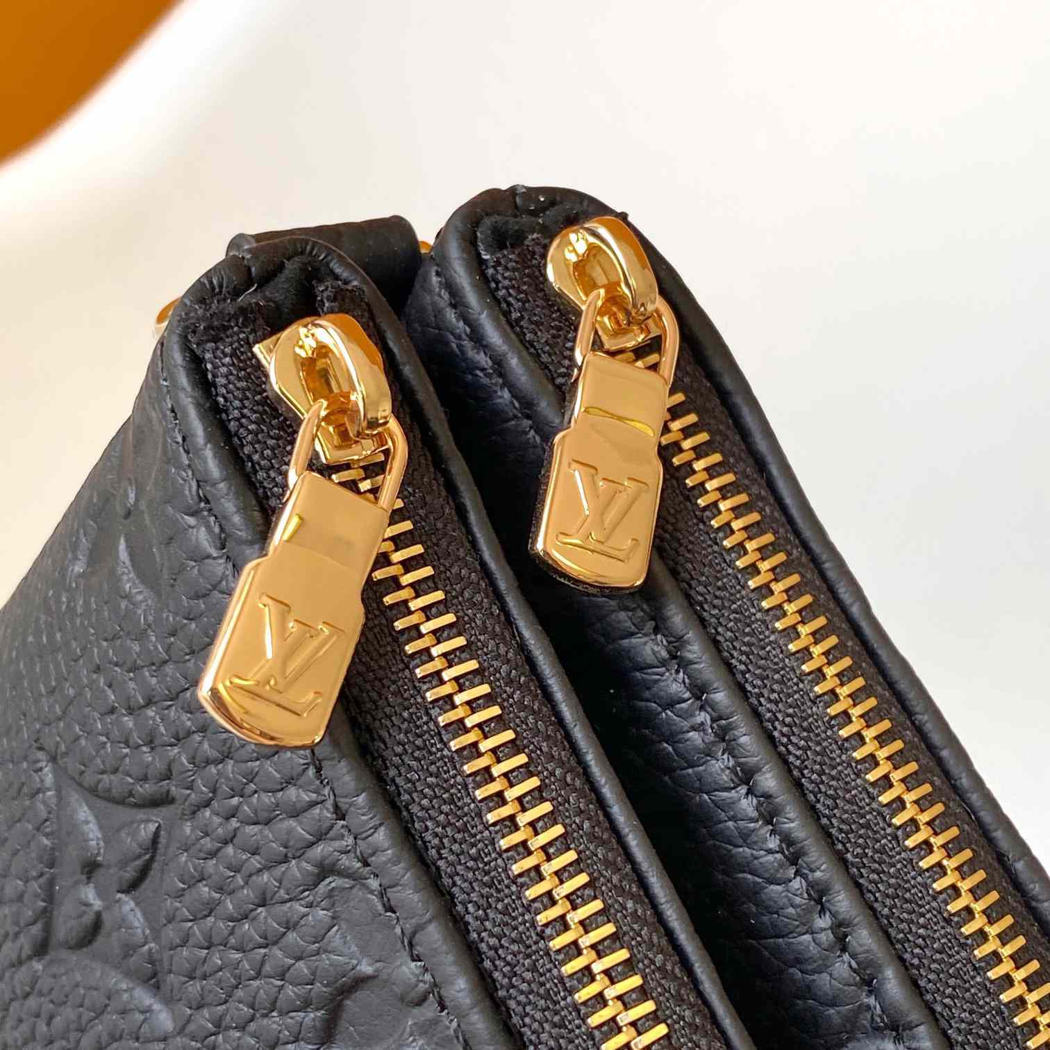 Louis Vuitton Liv Pochette  M83301 - DesignerGu