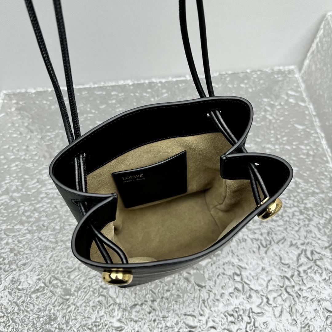 Loewe Pebble Pouch In Smooth Calfskin  - DesignerGu