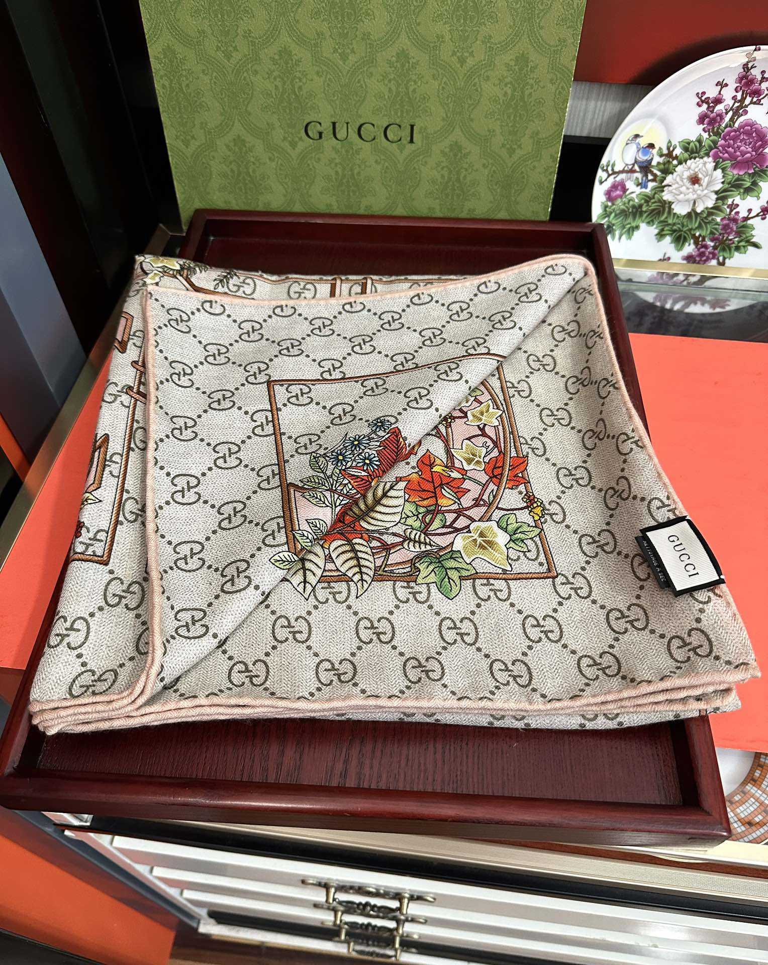 Gucci Scarf    140x140cm - DesignerGu