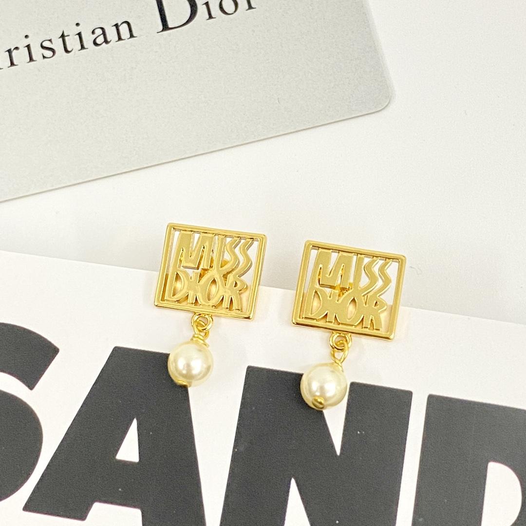 Dior Earrings - DesignerGu