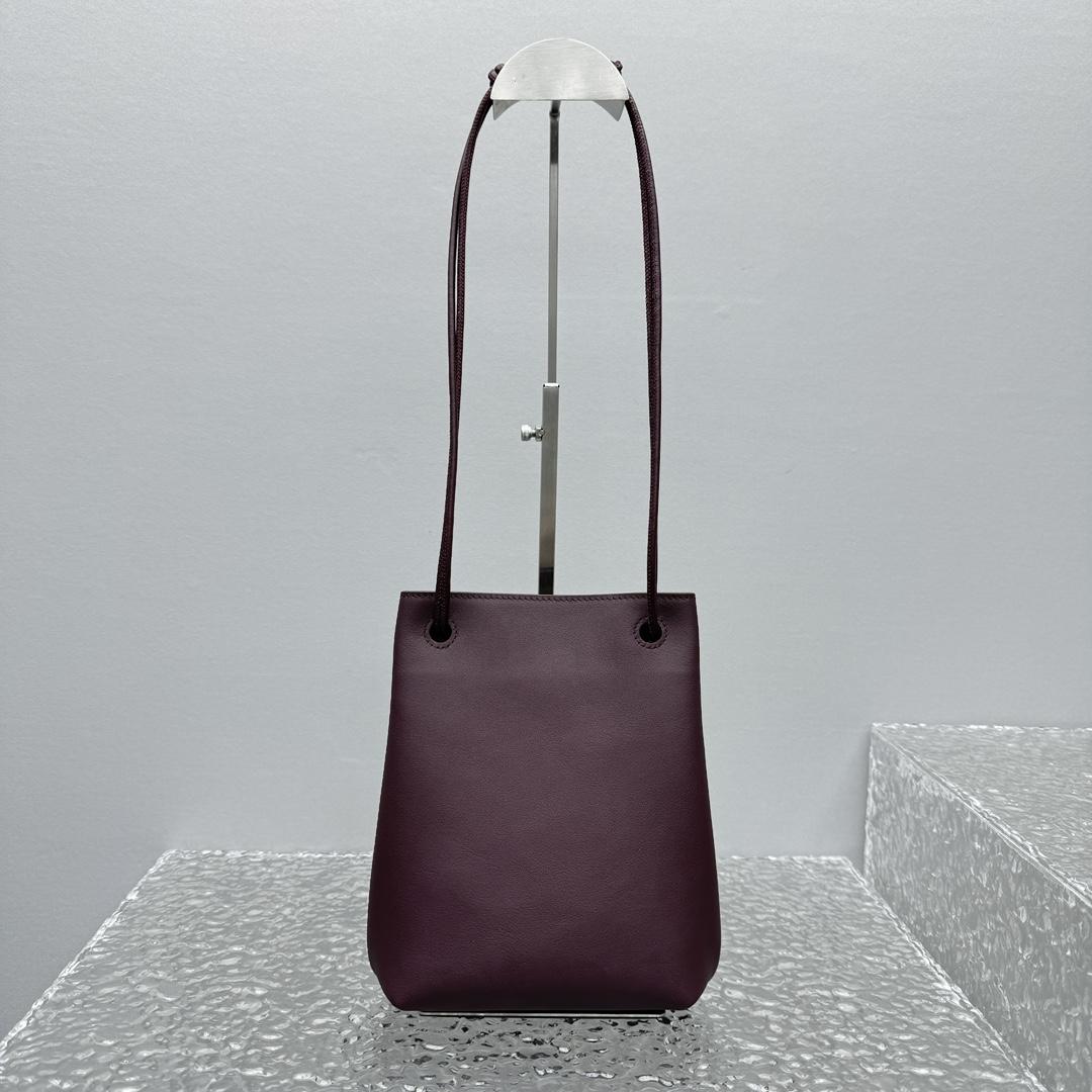 Loewe Pebble Pouch In Smooth Calfskin  - DesignerGu