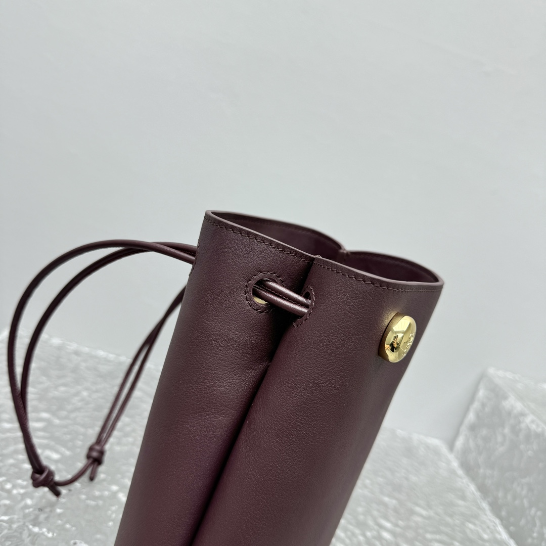 Loewe Pebble Pouch In Smooth Calfskin  - DesignerGu