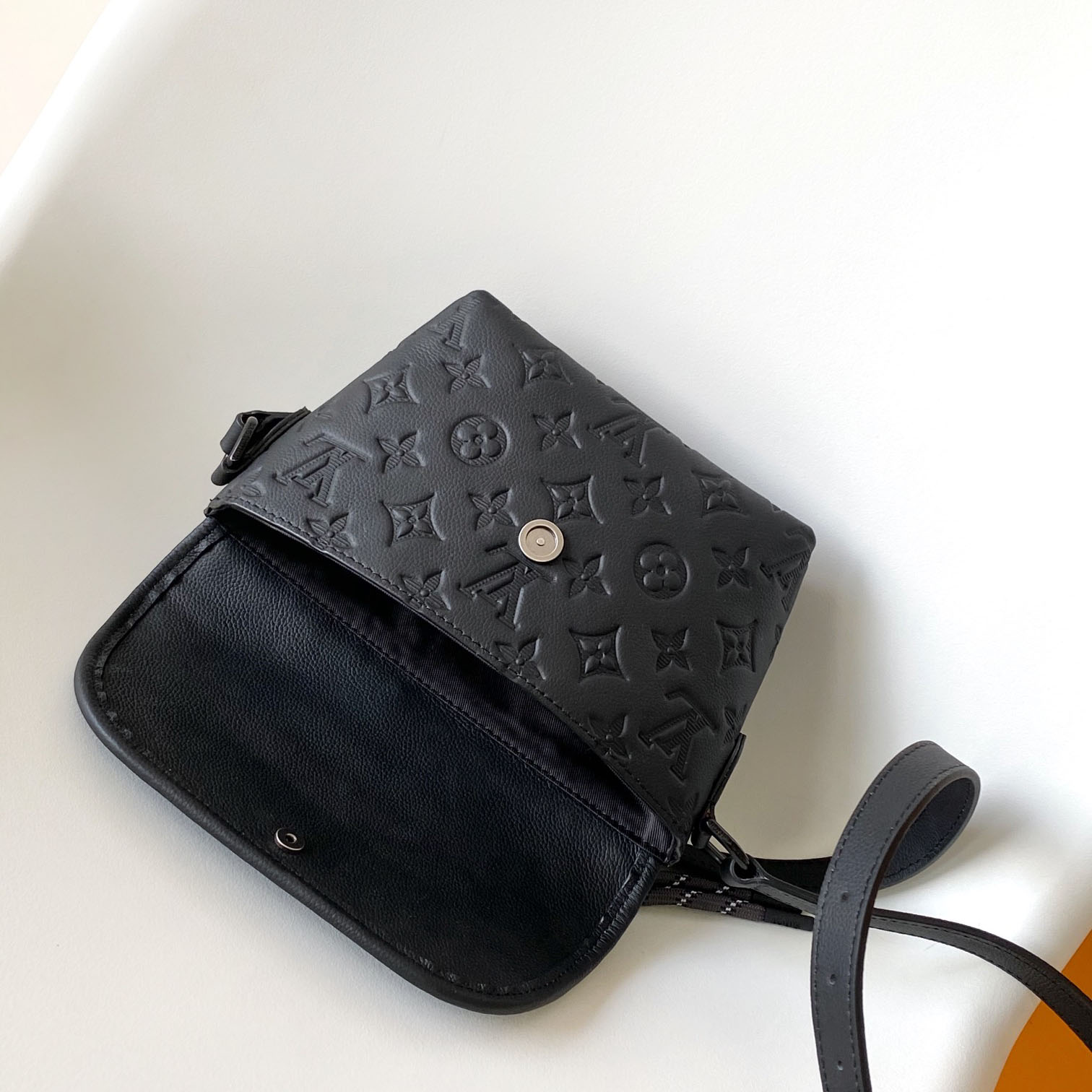 Louis Vuitton Pulse Wearable Wallet  M12636 - DesignerGu