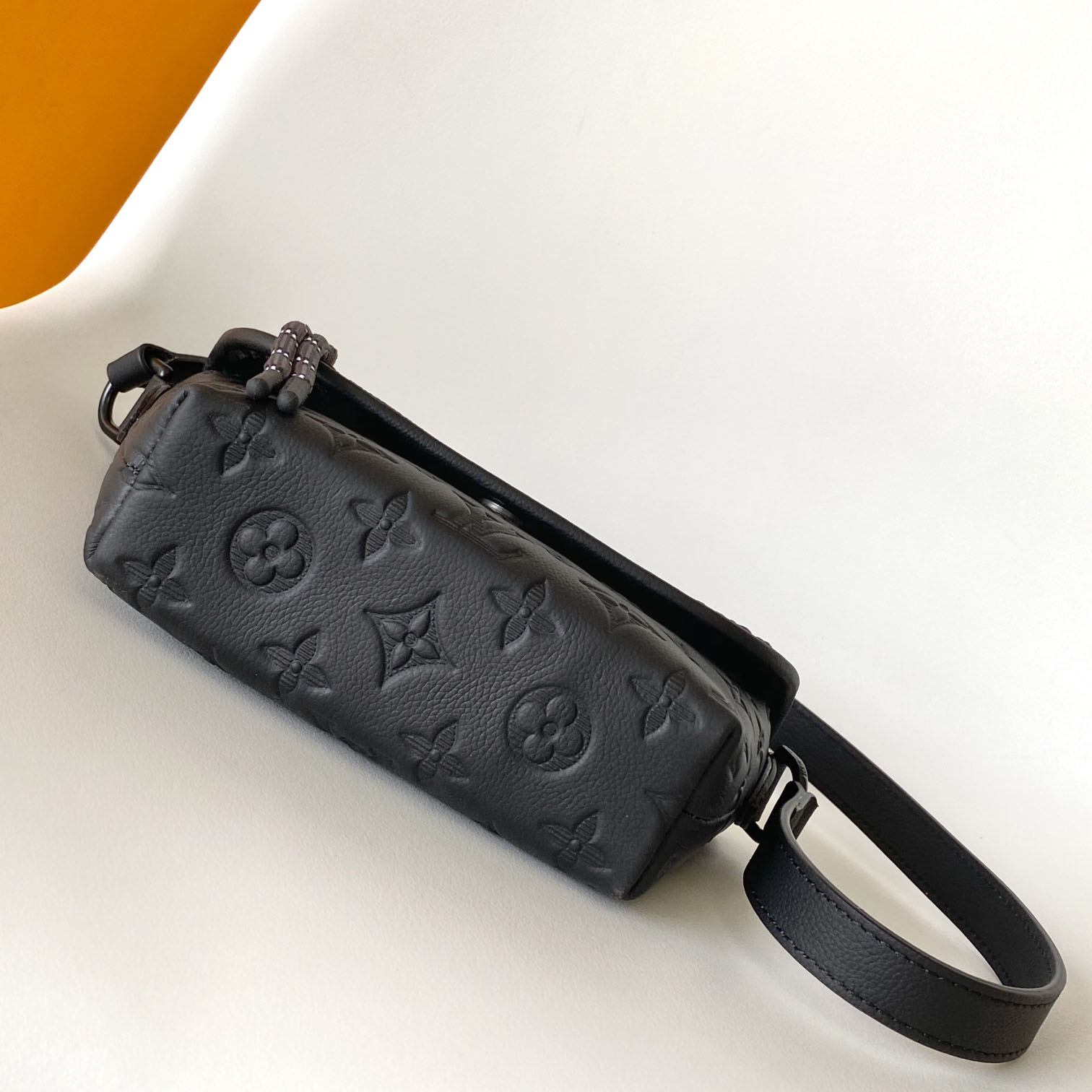 Louis Vuitton Pulse Wearable Wallet  M12636 - DesignerGu