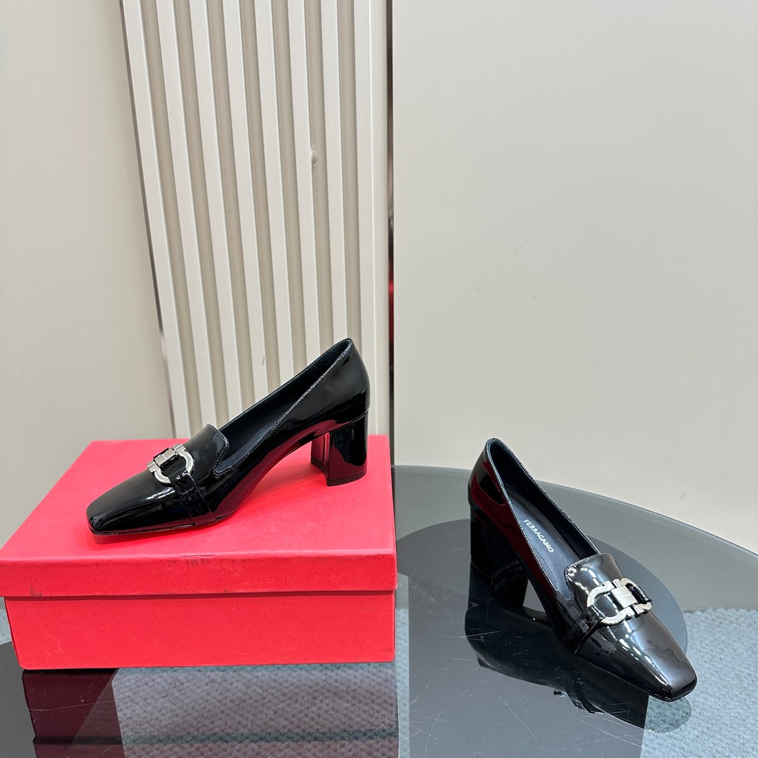 Ferragamo Pump With Gancini Ornament - DesignerGu