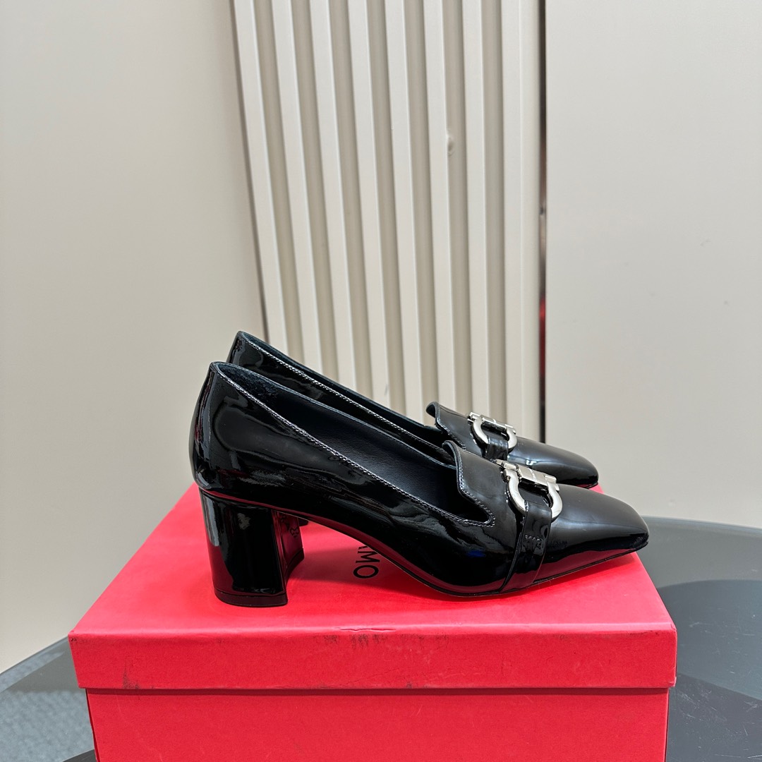 Ferragamo Pump With Gancini Ornament - DesignerGu