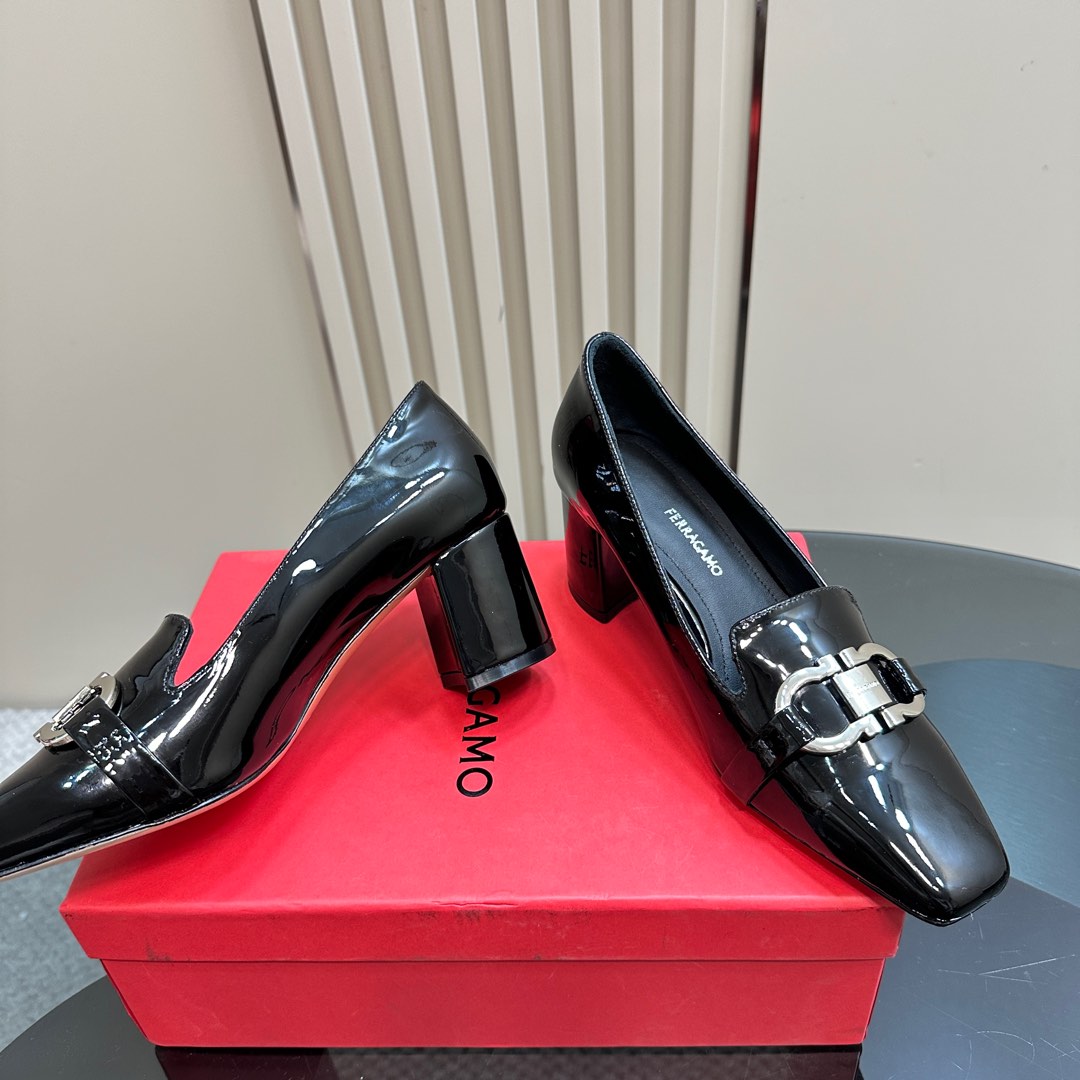 Ferragamo Pump With Gancini Ornament - DesignerGu