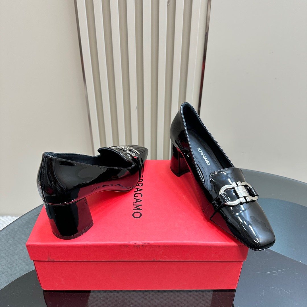 Ferragamo Pump With Gancini Ornament - DesignerGu