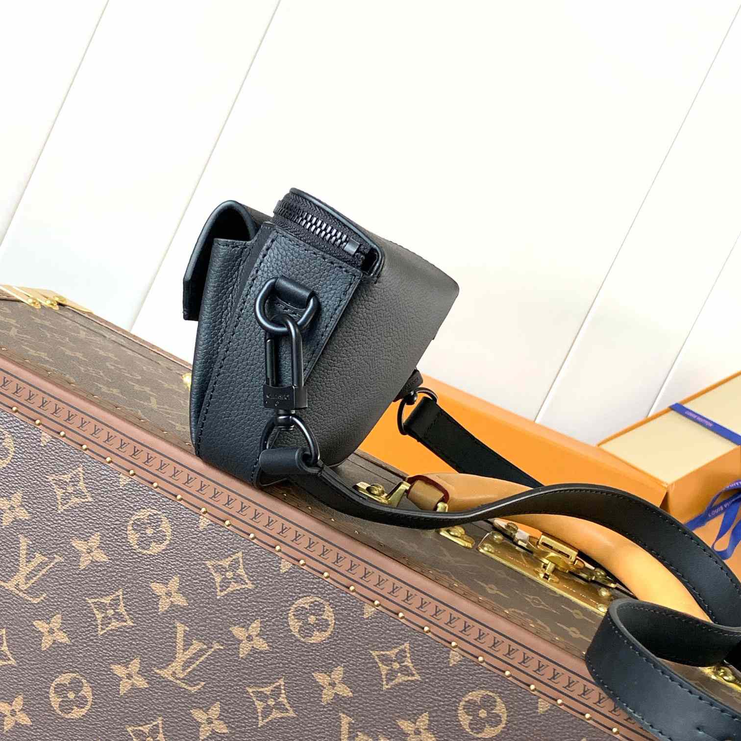 Louis Vuitton Pilot Wearable Wallet   M83563 - DesignerGu