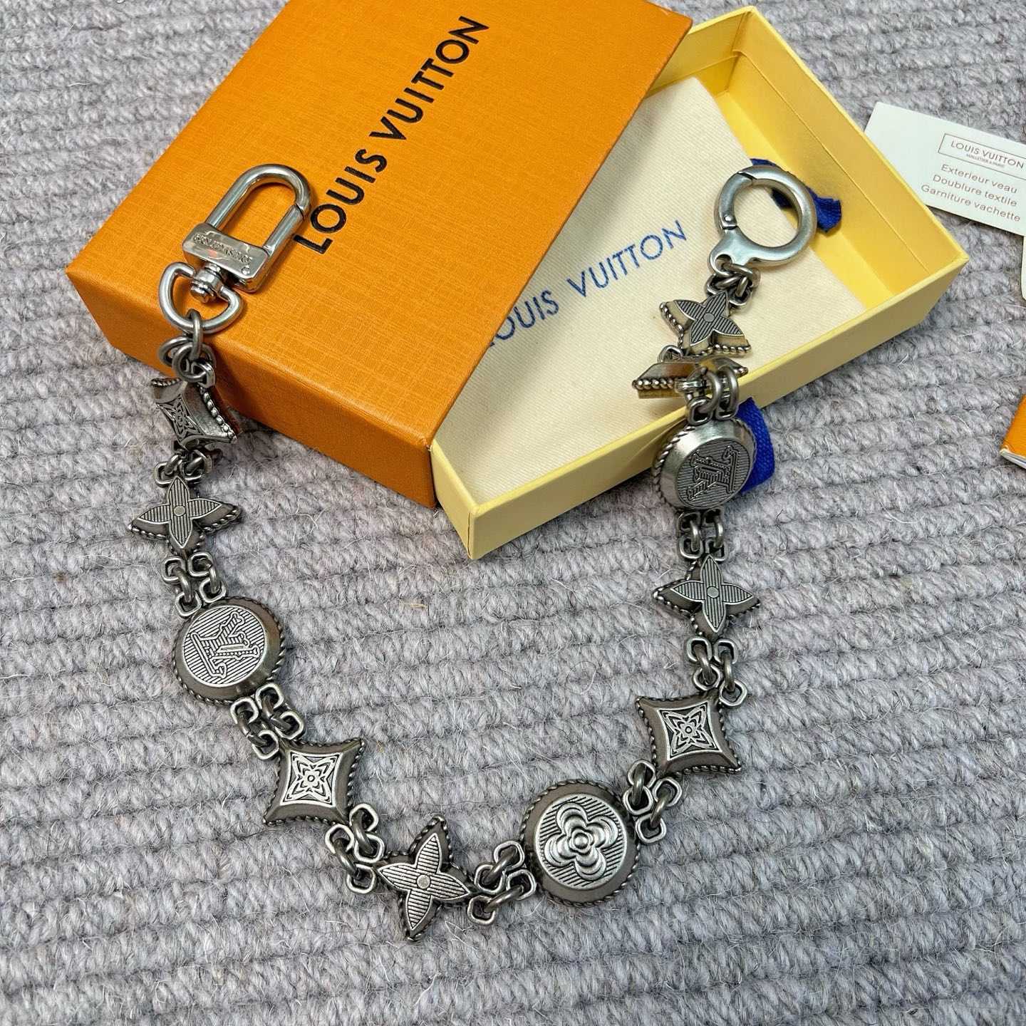 Louis Vuitton Western Chain Belt And Bag Charm   M02031 - DesignerGu