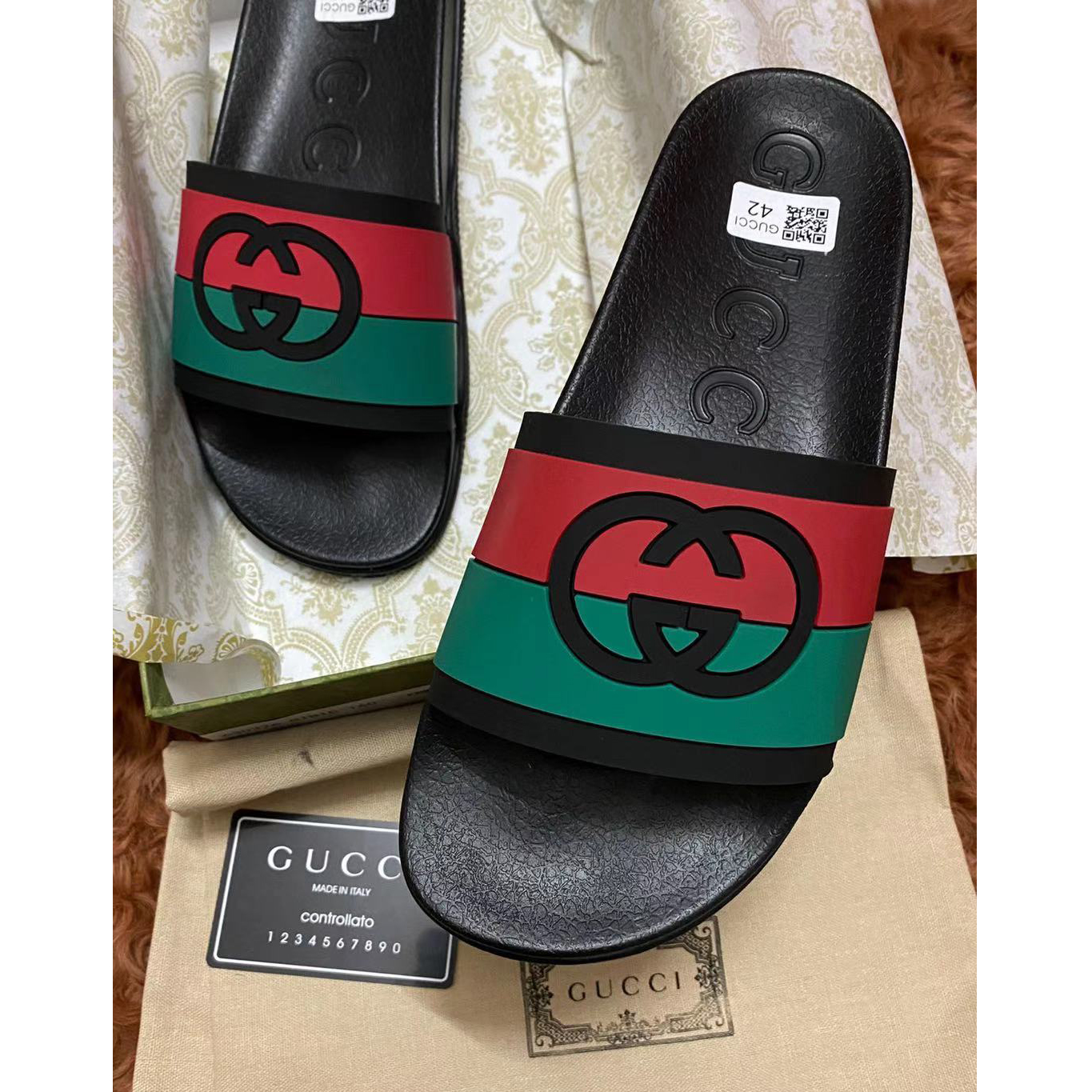 Gucci Men's Interlocking G Slide Sandal - DesignerGu