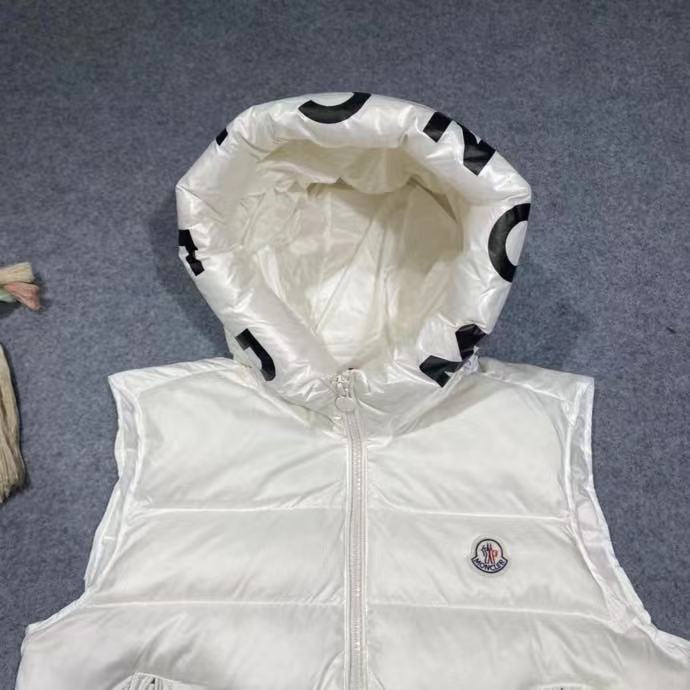 Moncler Vest In black - DesignerGu