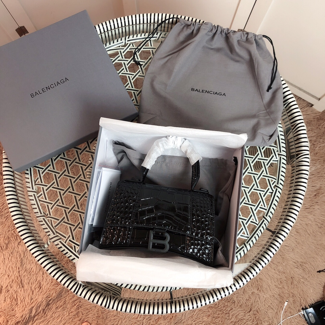 Balenciaga Women's Handbag - DesignerGu