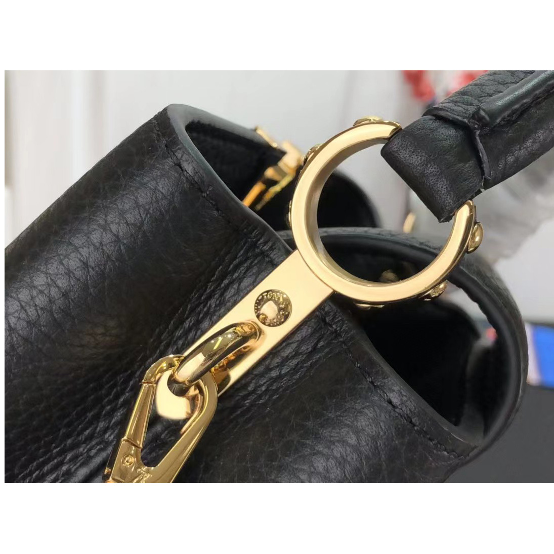 Louis Vuitton Capucines Mini Handbag In Black(21 x 14 x 8 cm) - DesignerGu