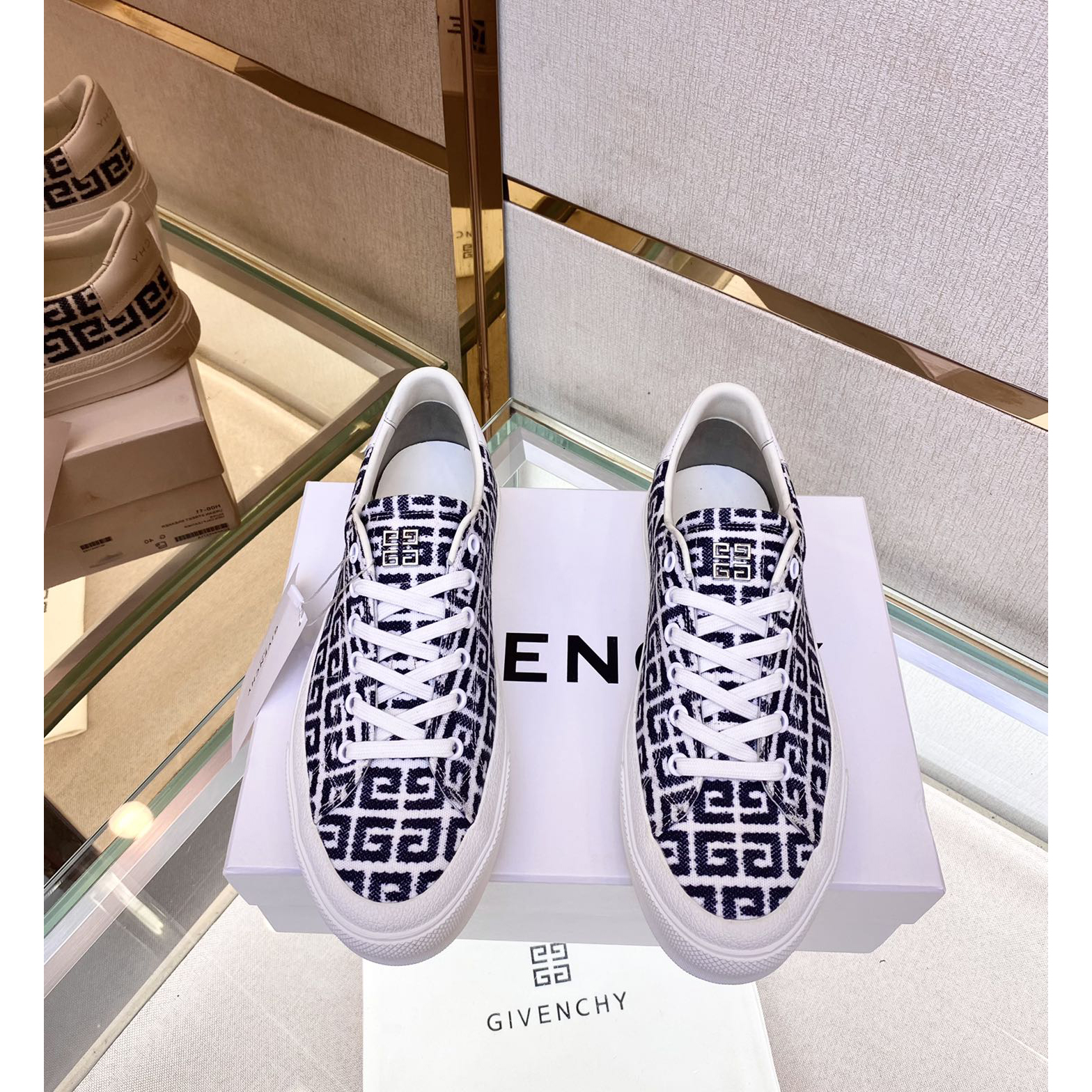 Givenchy Logo Print Low-Top Sneakers - DesignerGu