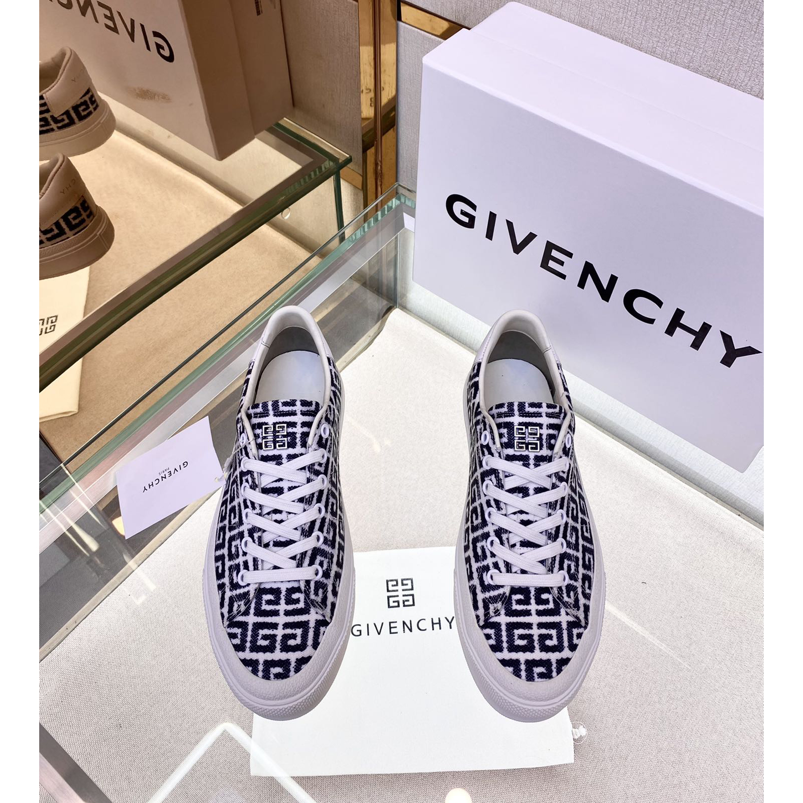 Givenchy Logo Print Low-Top Sneakers - DesignerGu