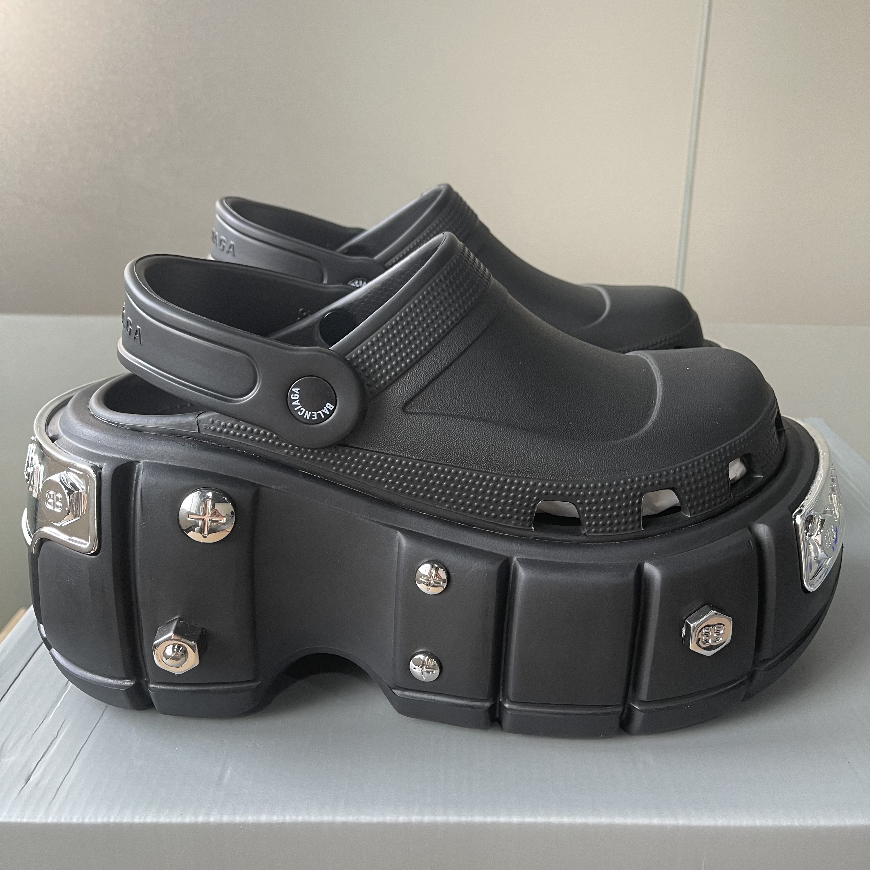 Balenciaga HardCrocs™ Sandal In black Rubber - DesignerGu