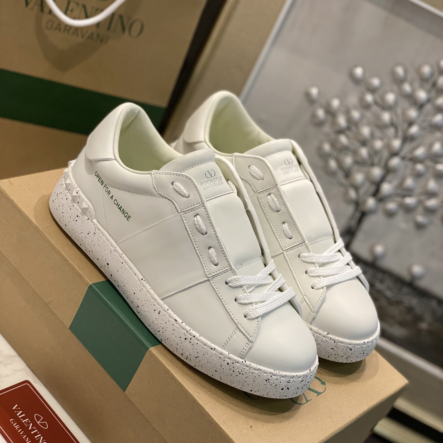 Valenti  Open For A Change Sneaker In Bio-Based Material In White - DesignerGu