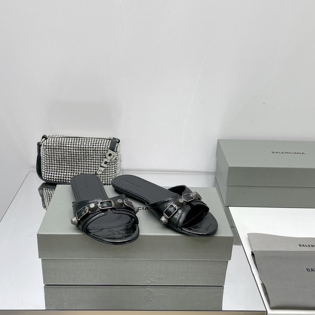 Balenciaga Cagole Sandal In Black Arena Lambskin - DesignerGu