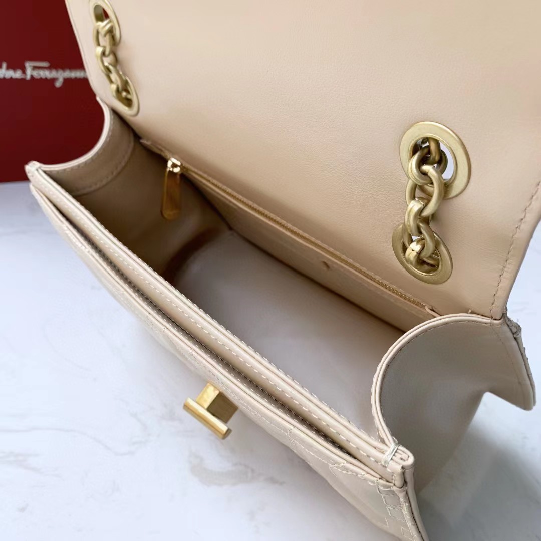 Ferragamo Leather Shoulder Bag(25-16-9cm)   - DesignerGu