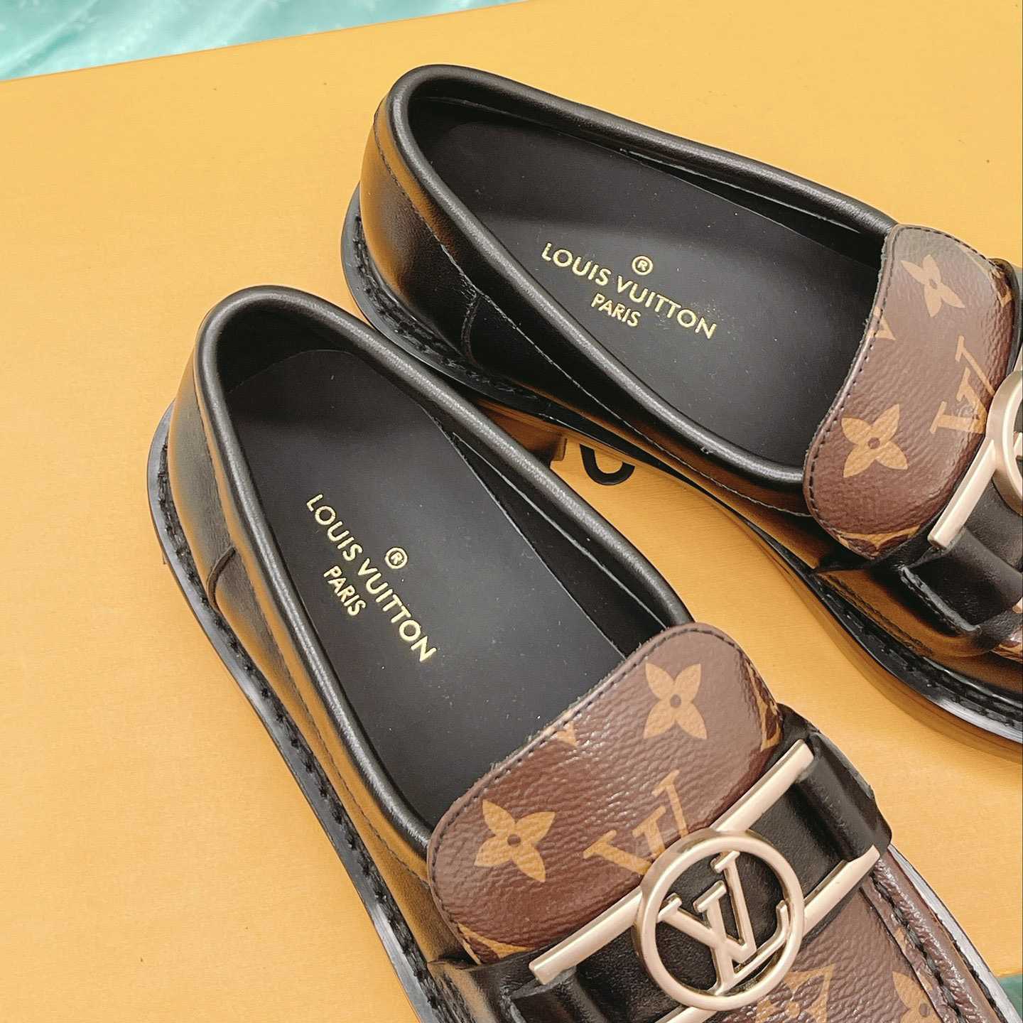 Louis Vuitton Academy Loafer    1A7TXK - DesignerGu