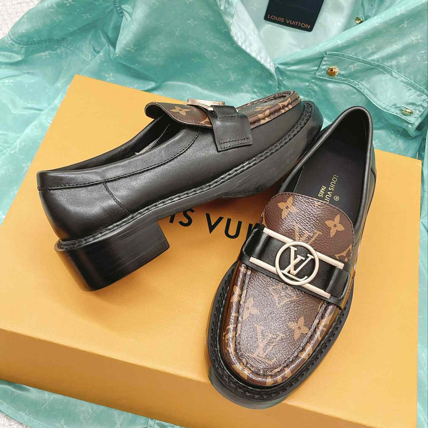 Louis Vuitton Academy Loafer    1A7TXK - DesignerGu