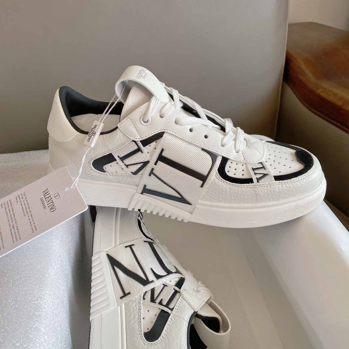 Valenti Low-Top Calfskin Vl7n Sneaker With Bands - DesignerGu