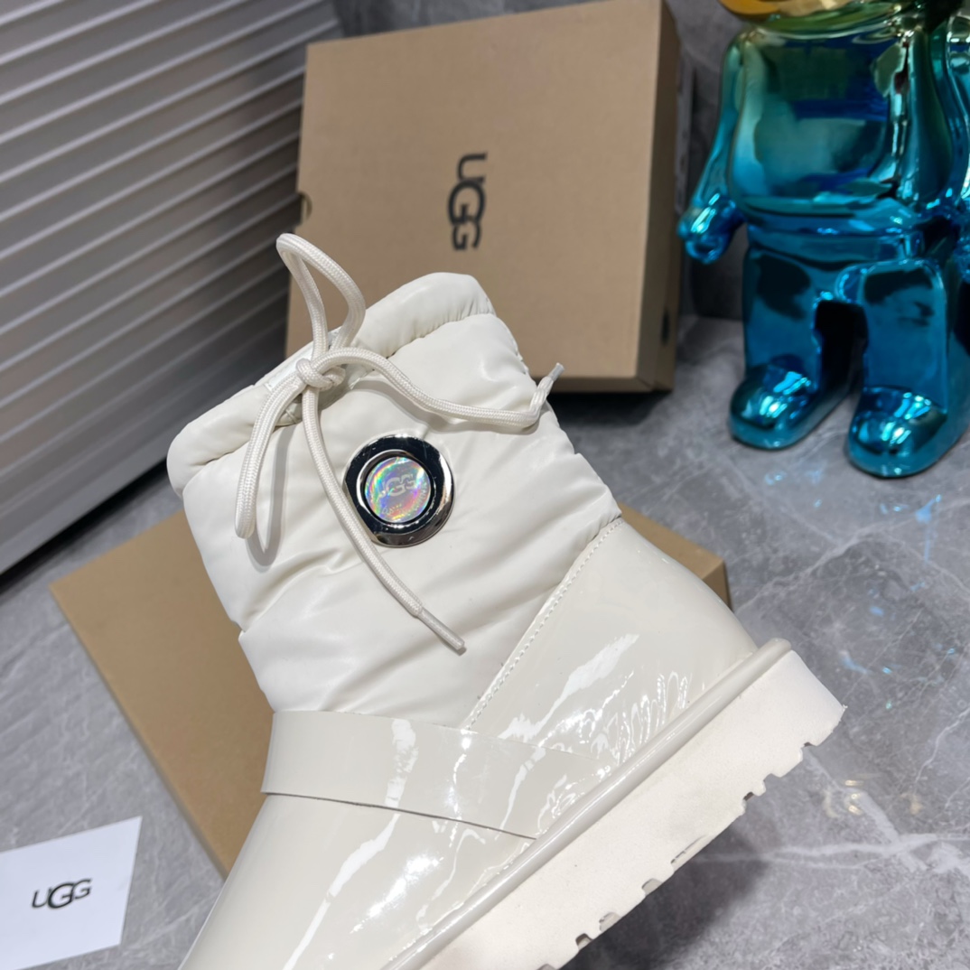 Ugg Logo Boots - DesignerGu