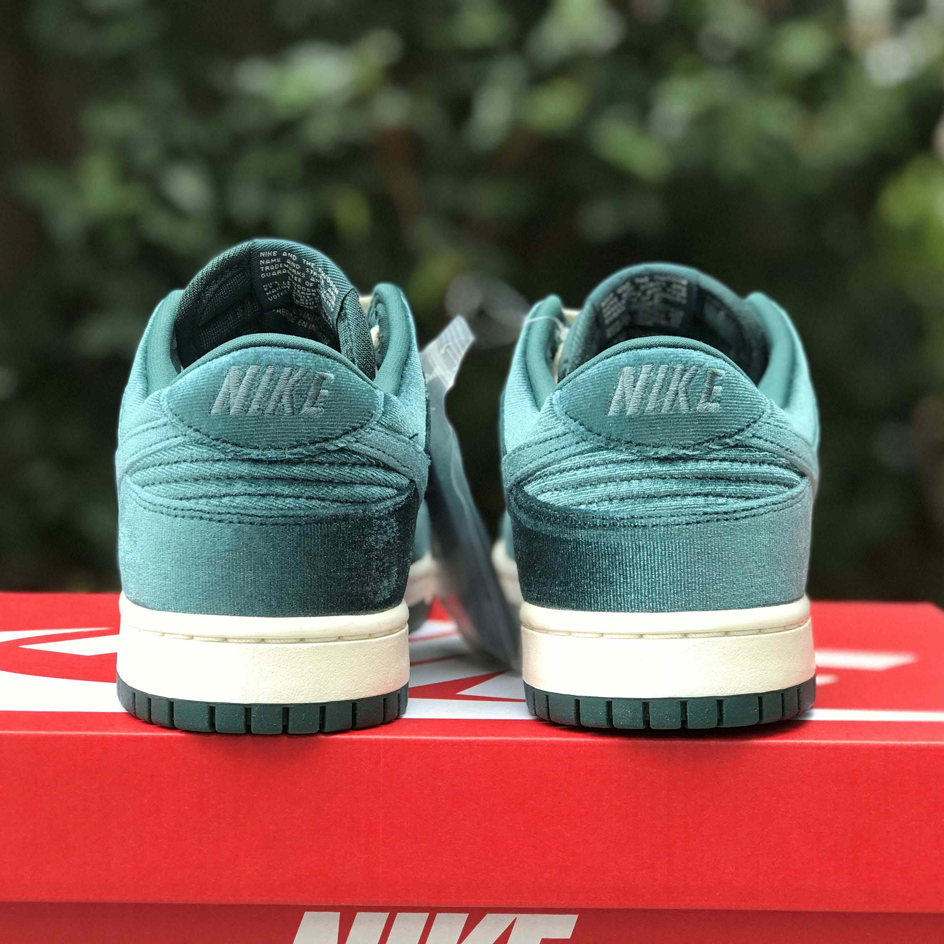 Nike Dunk Low “Green Velvet“ Sneaker   DZ5224-300 - DesignerGu