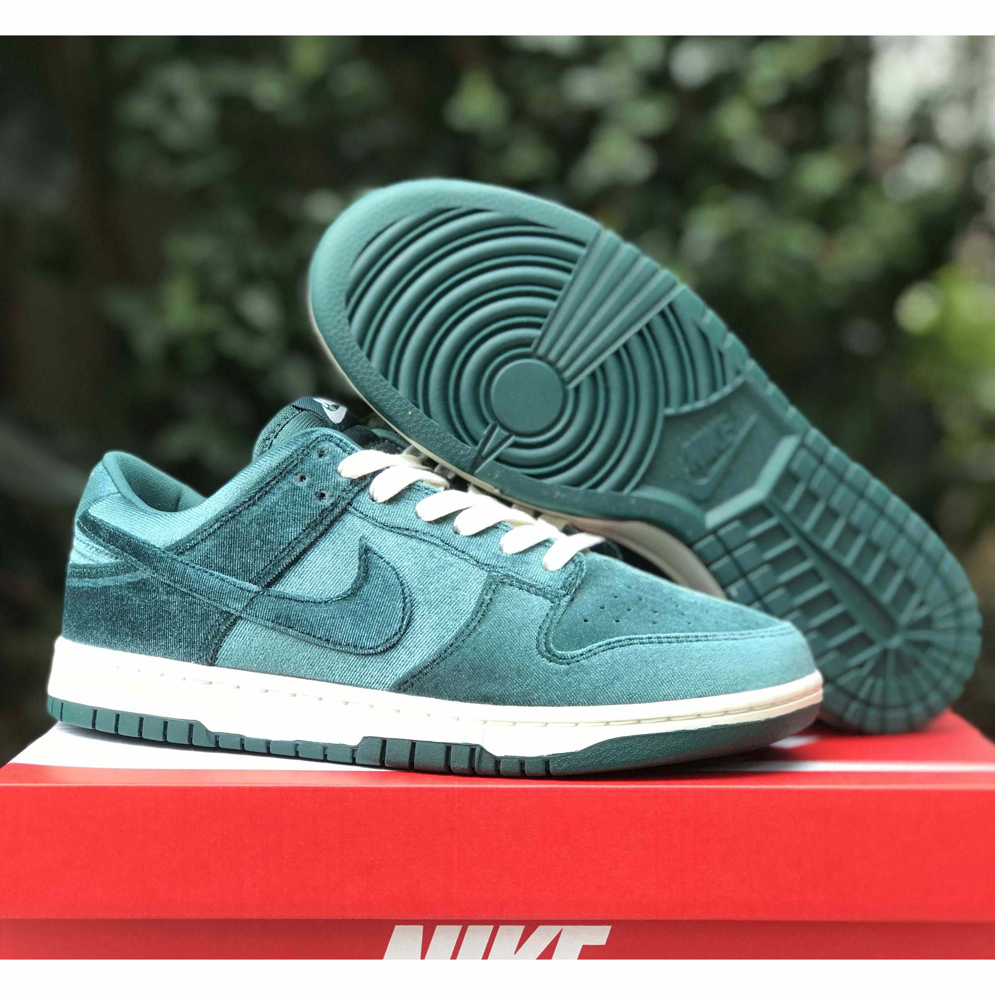 Nike Dunk Low “Green Velvet“ Sneaker   DZ5224-300 - DesignerGu