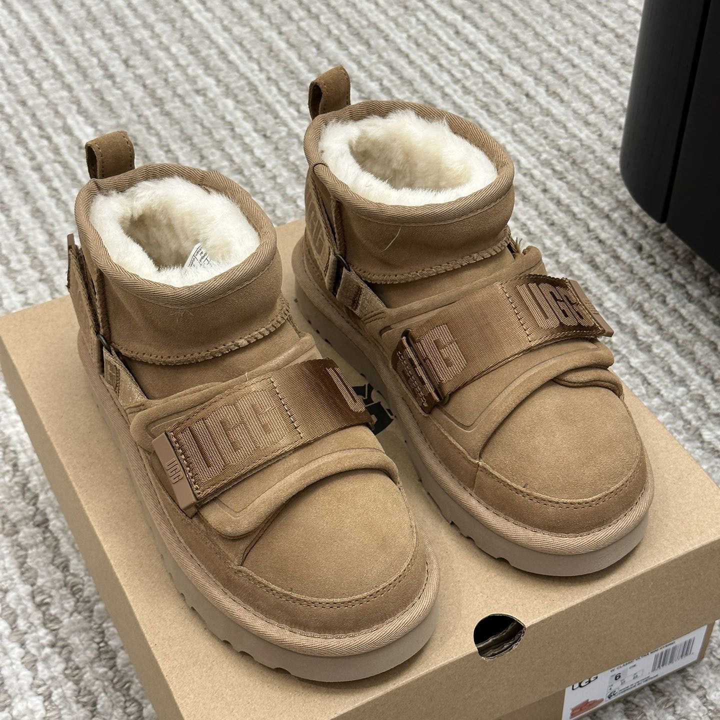 Ugg Logo Boots - DesignerGu