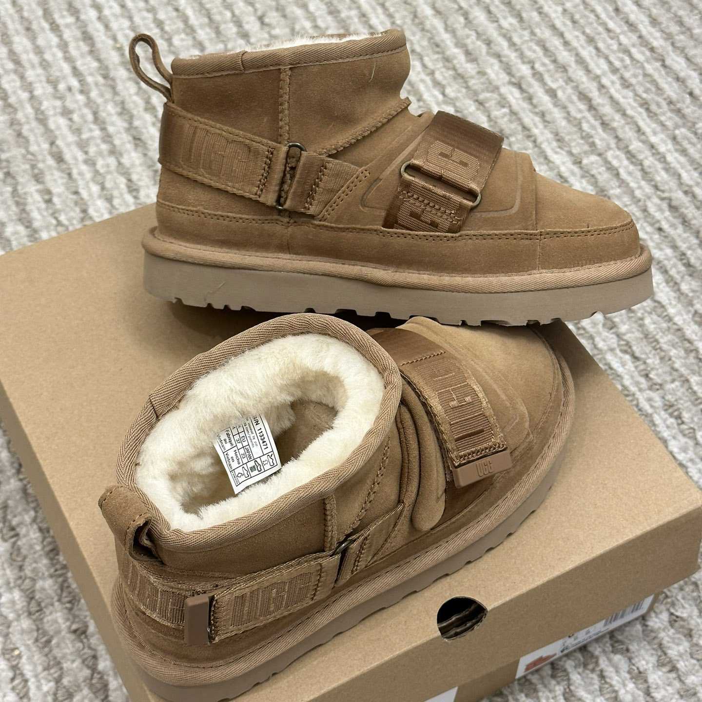 Ugg Logo Boots - DesignerGu