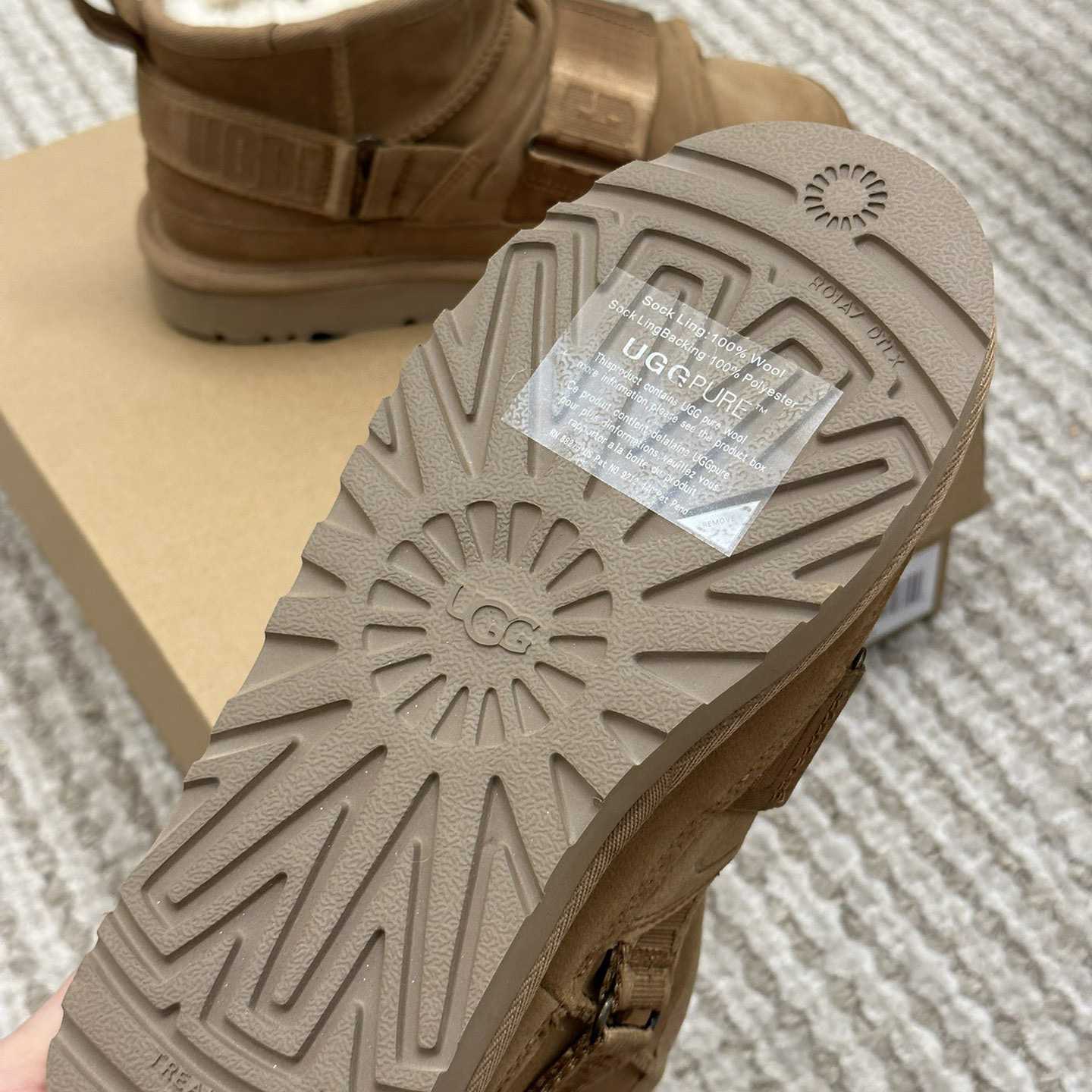 Ugg Logo Boots - DesignerGu