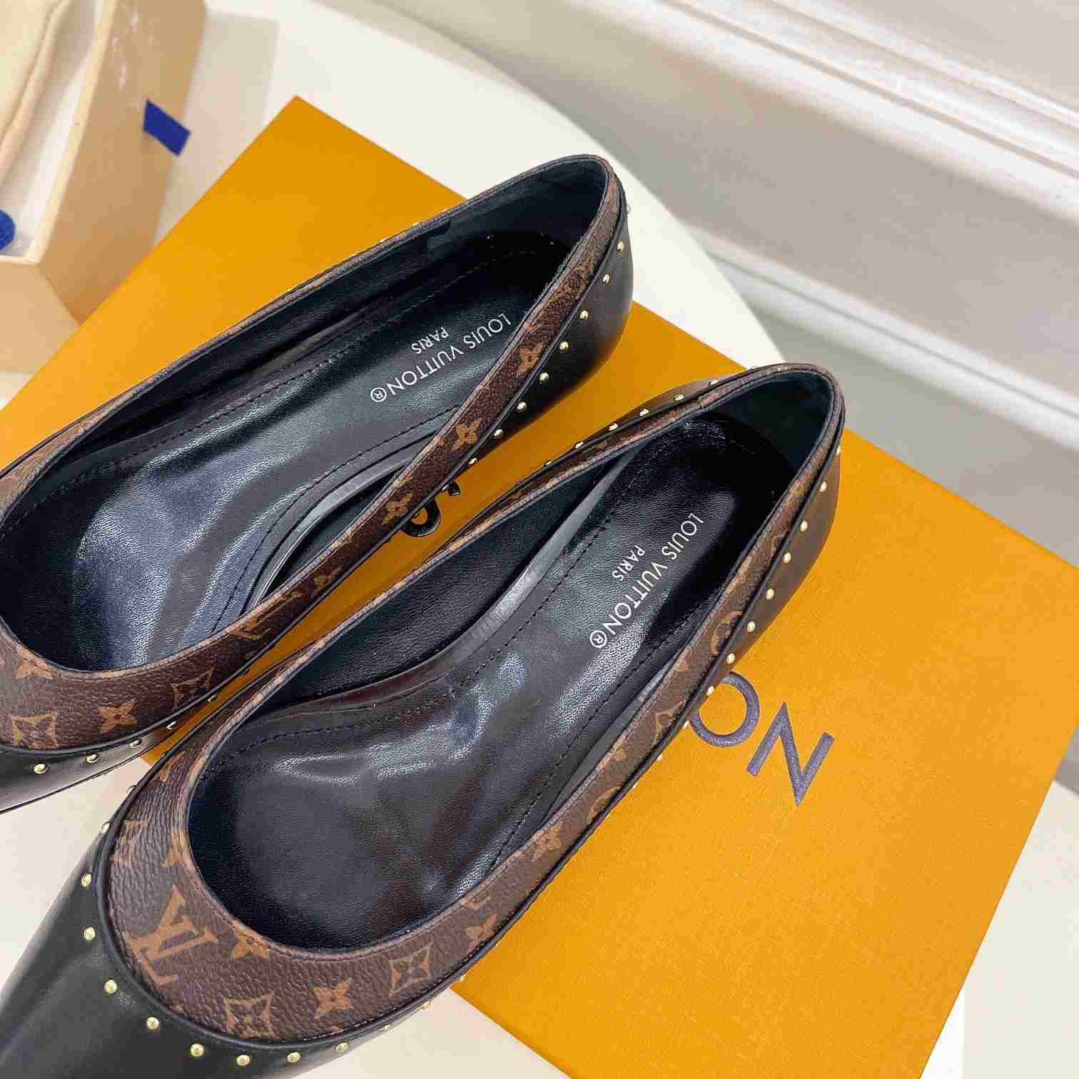 Louis Vuitton Signature Flat Ballerina   1AACKB - DesignerGu