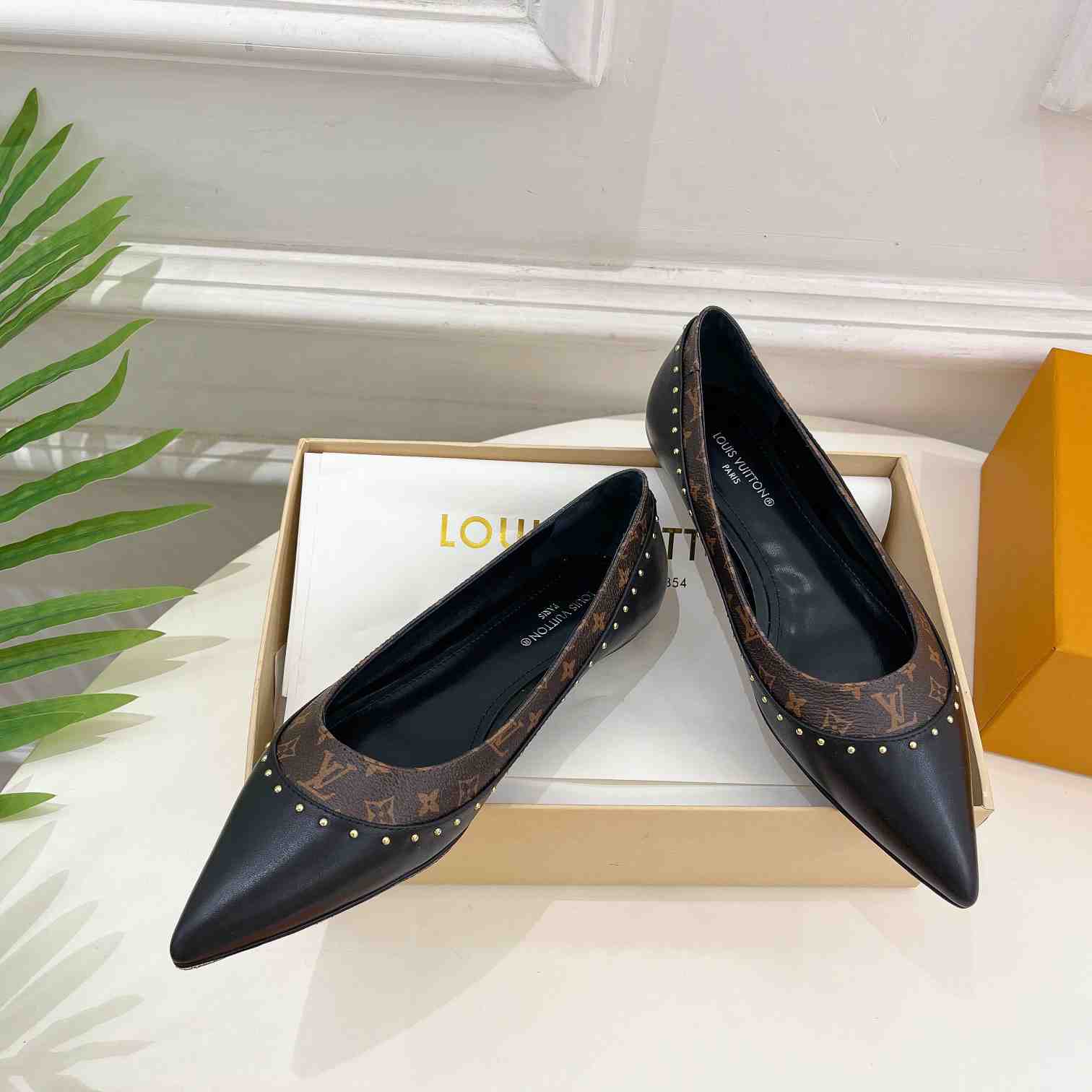 Louis Vuitton Signature Flat Ballerina   1AACKB - DesignerGu