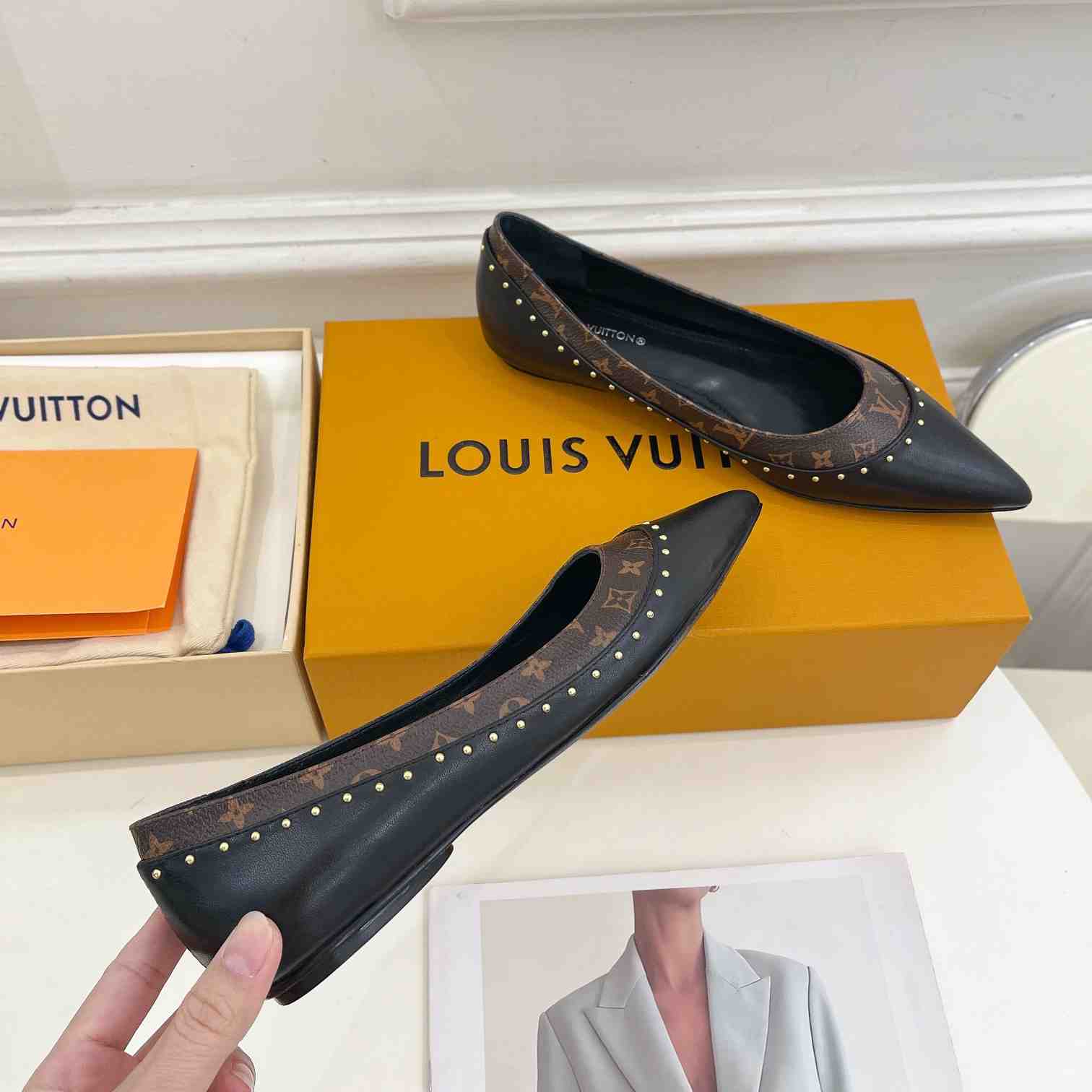 Louis Vuitton Signature Flat Ballerina   1AACKB - DesignerGu