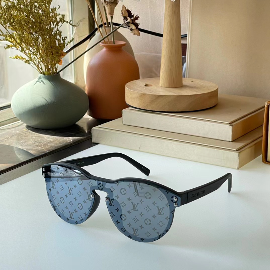 Louis Vuitton LV Waimea Round Sunglasses    - DesignerGu