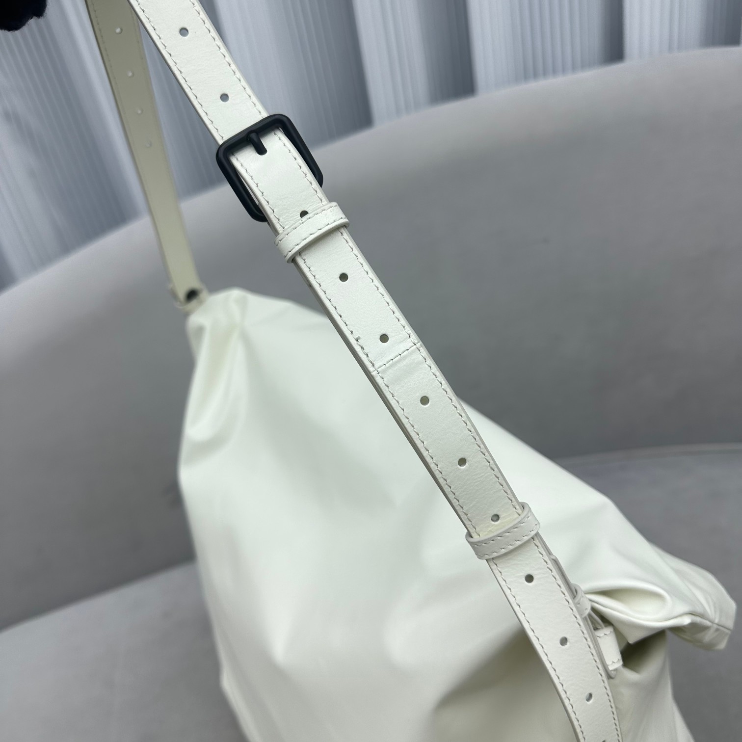 Balenciaga Trash Bag Large Pouch In White(37-40-52cm) - DesignerGu