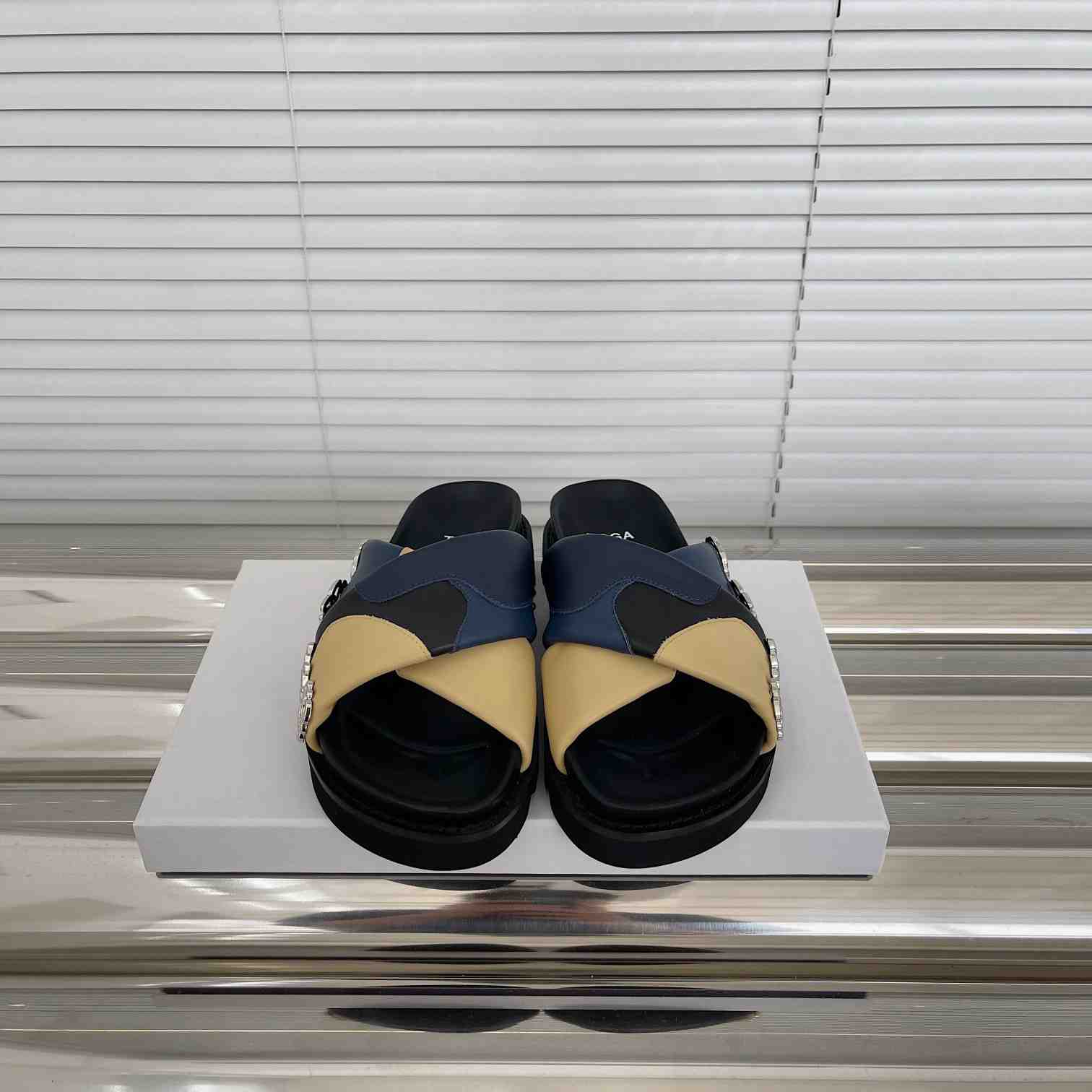 Toga Virilis Slides - DesignerGu