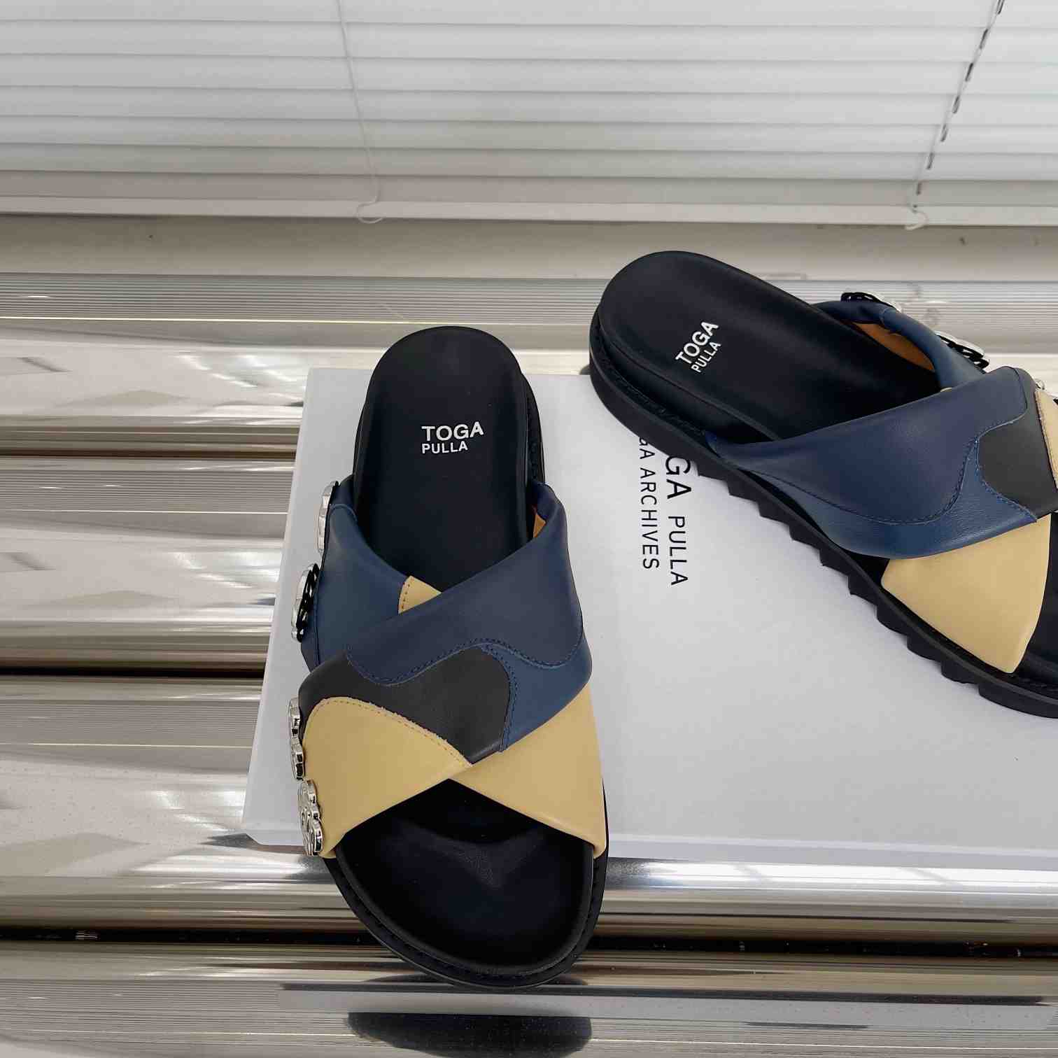 Toga Virilis Slides - DesignerGu