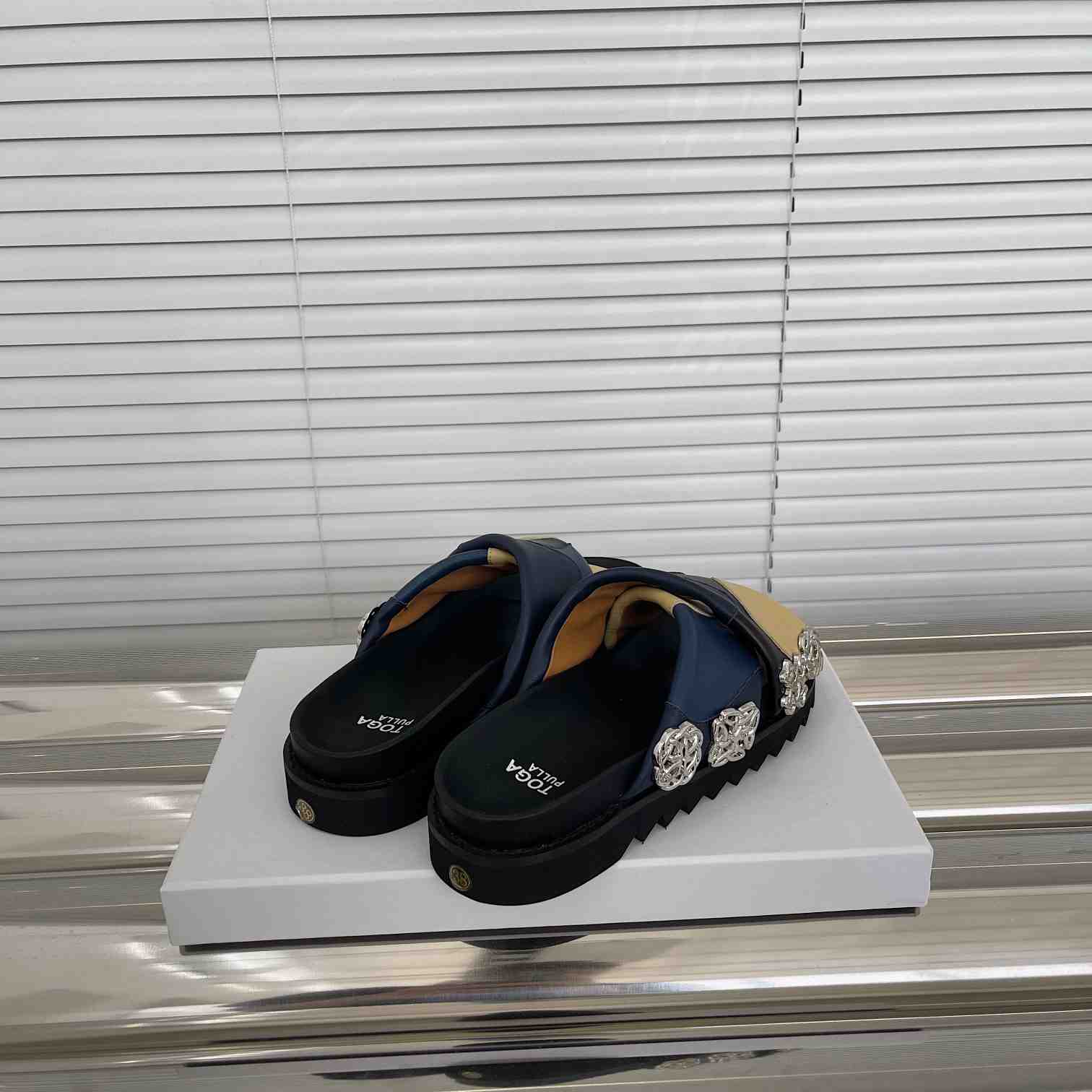 Toga Virilis Slides - DesignerGu