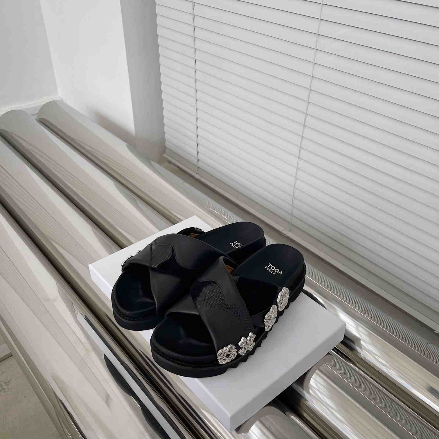 Toga Virilis Slides - DesignerGu