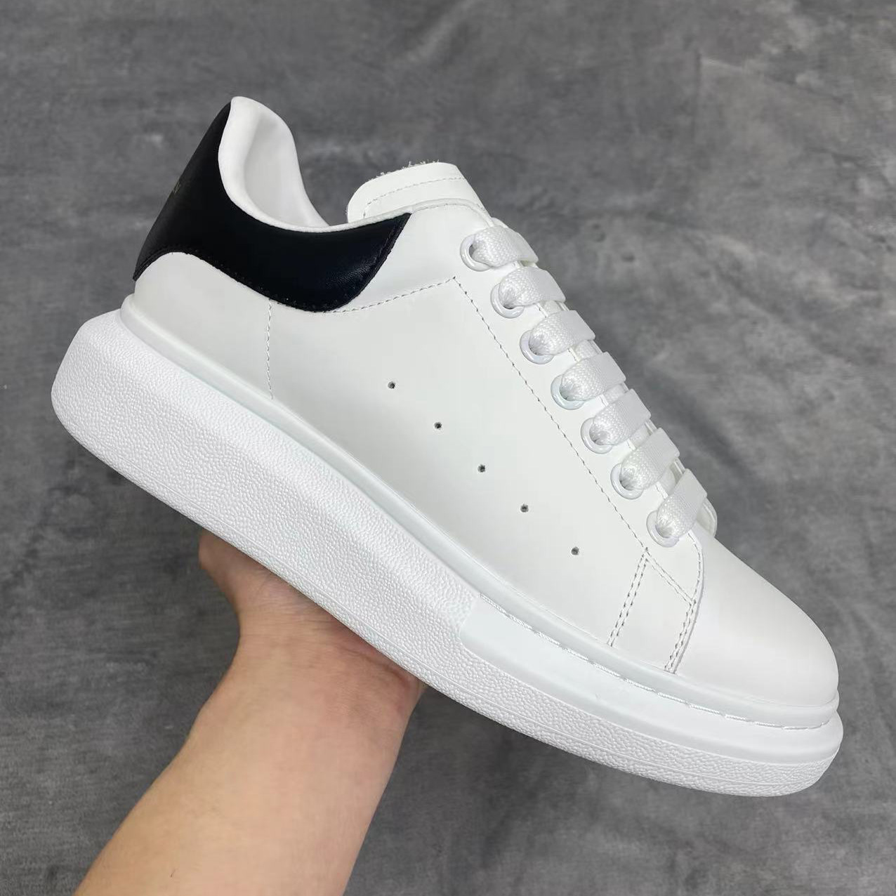 Alexander Mqueen Oversized Sneaker In White - DesignerGu