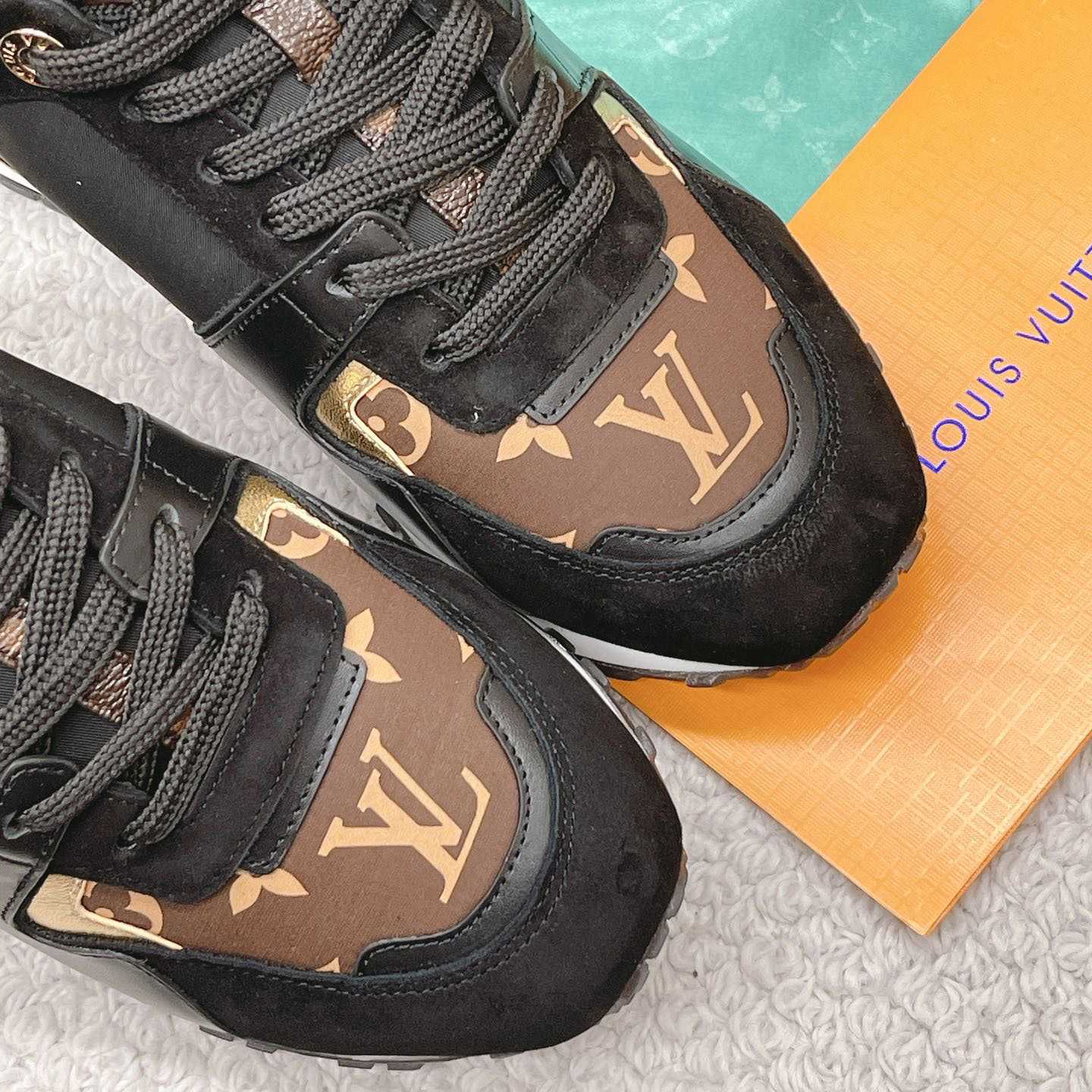 Louis Vuitton Run Away Sneaker      1AAP3D - DesignerGu