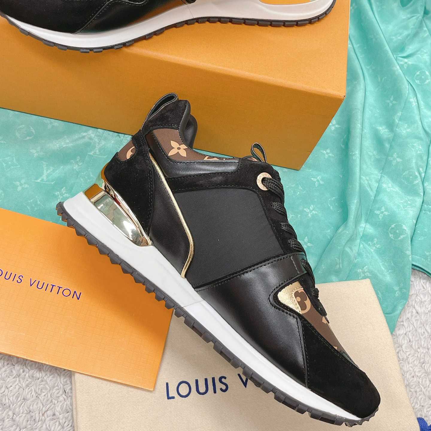 Louis Vuitton Run Away Sneaker      1AAP3D - DesignerGu