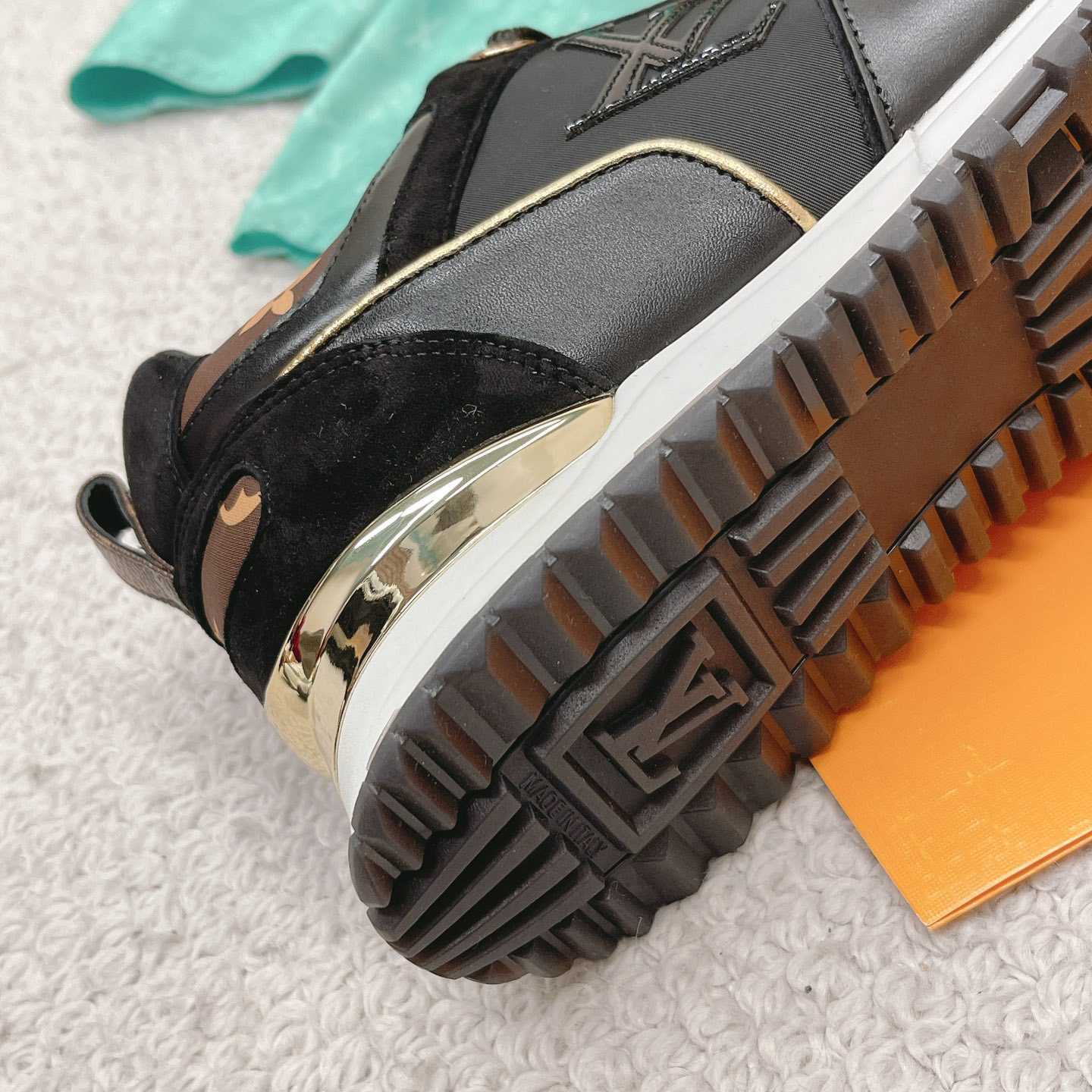 Louis Vuitton Run Away Sneaker      1AAP3D - DesignerGu